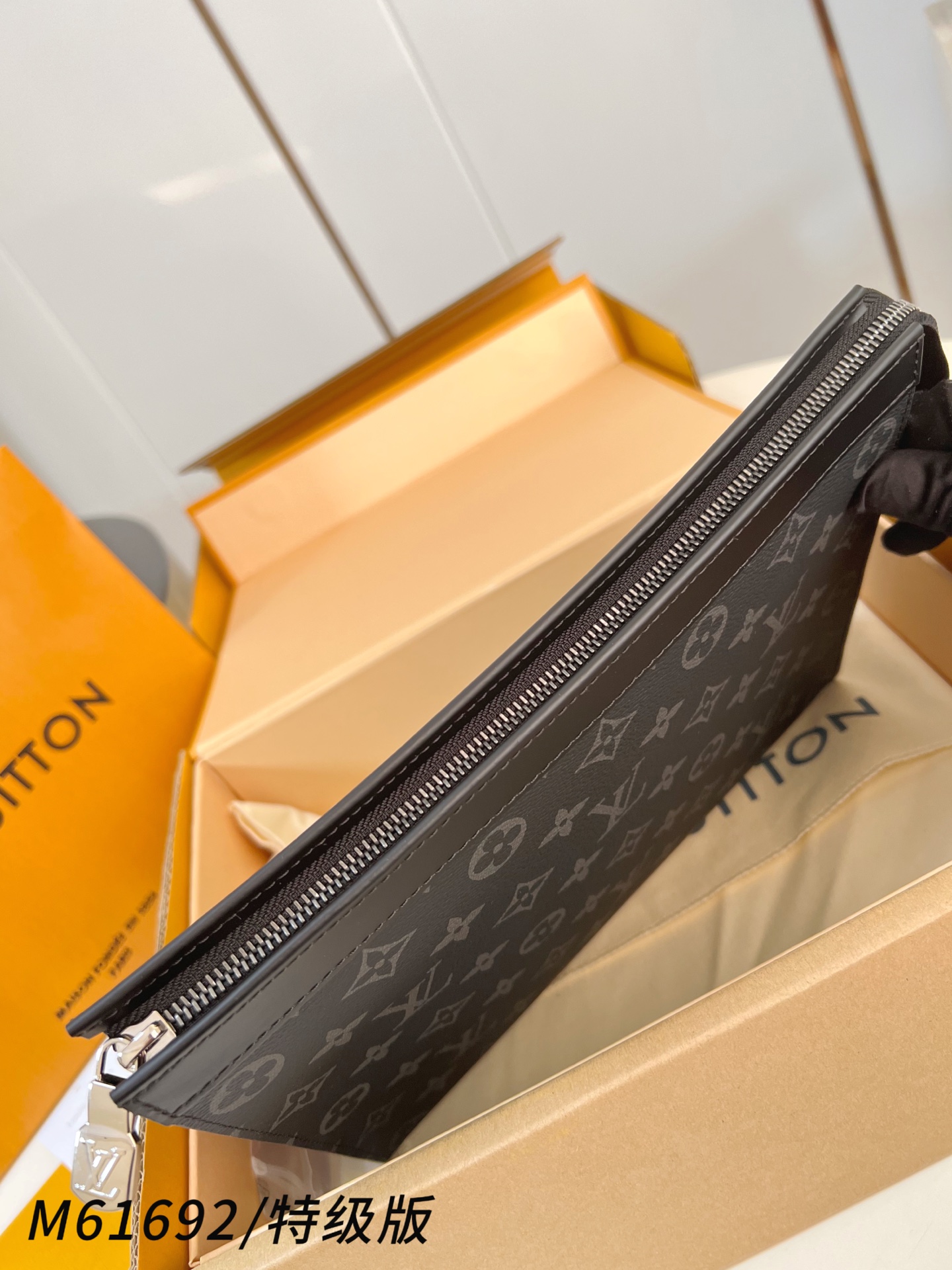 Louis Vuitton Basic Bag Canvas M