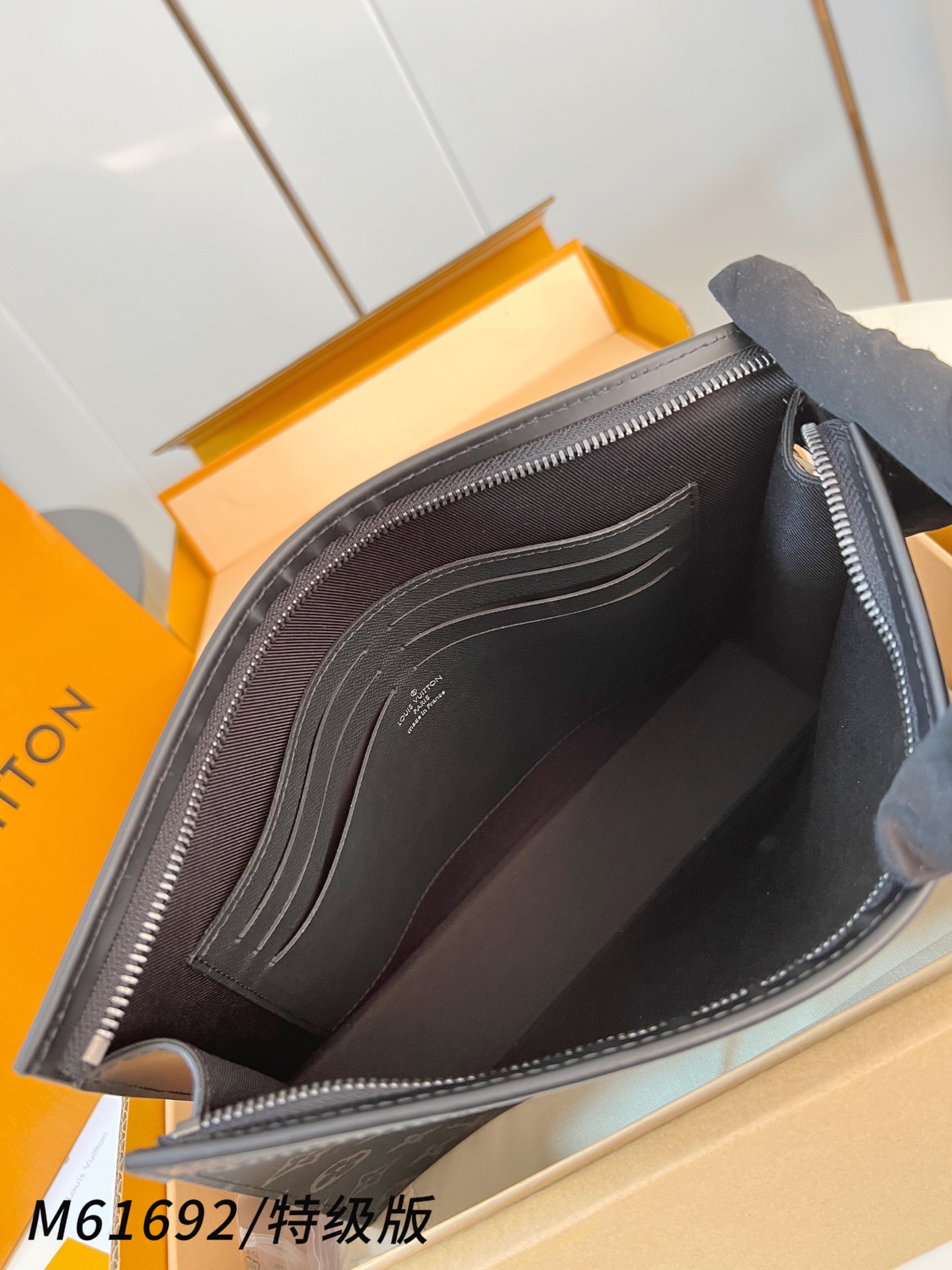 Louis Vuitton Basic Bag Canvas M