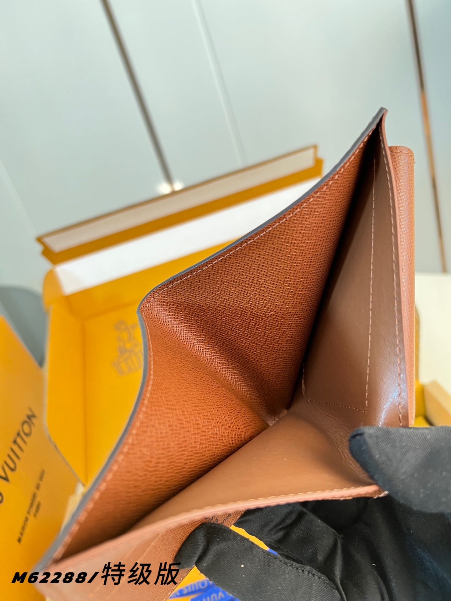 Louis Vuitton Basic Bag M