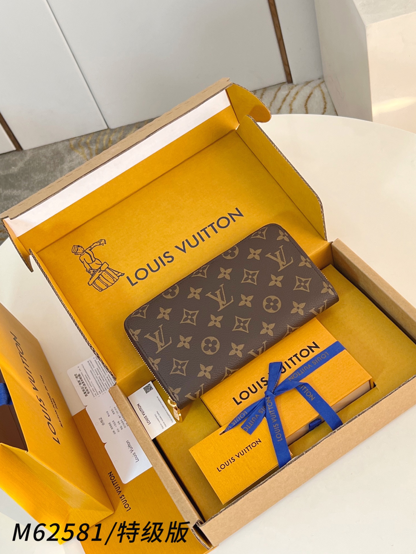 Louis Vuitton Basic Bag Canvas M