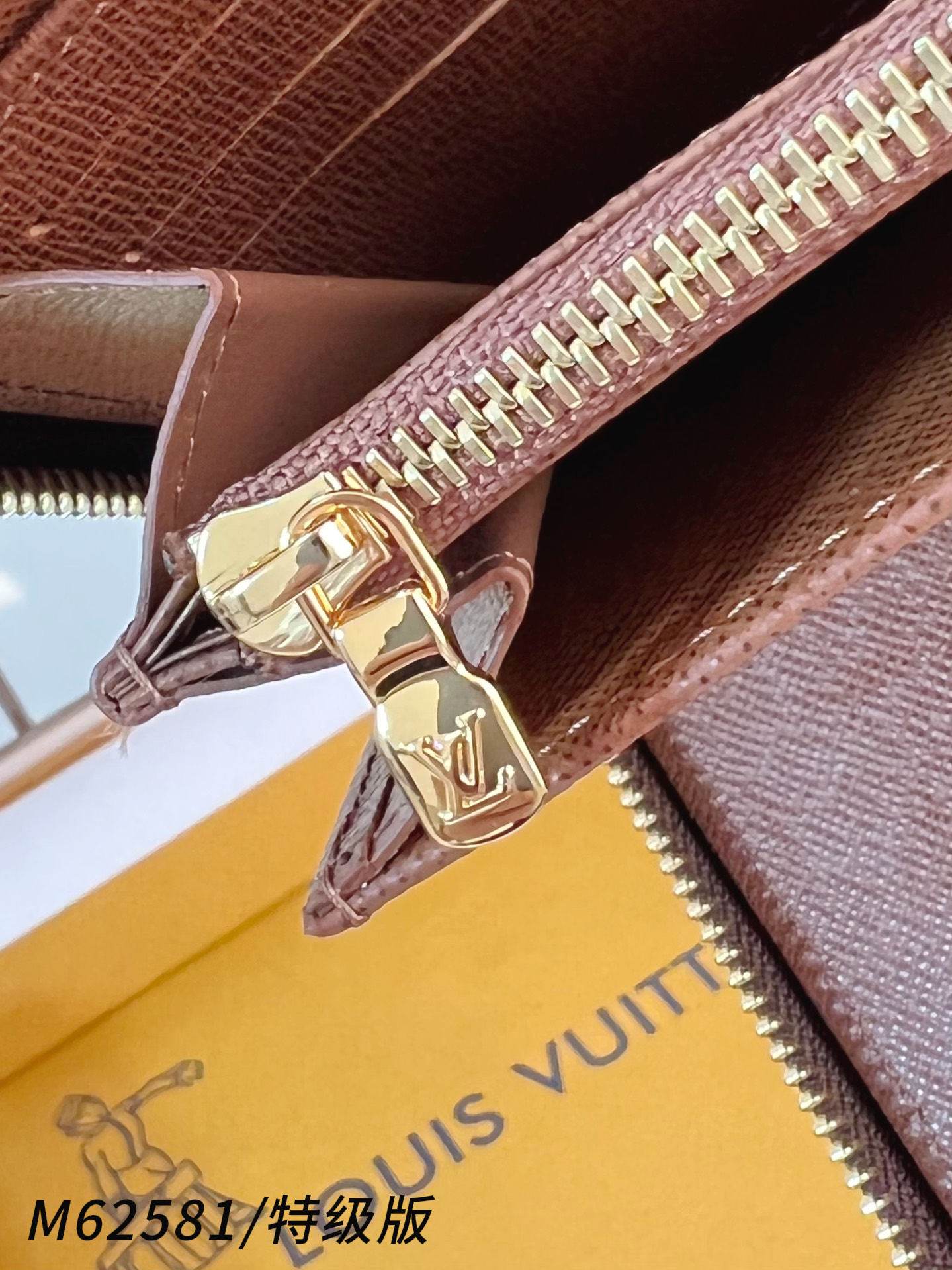 Louis Vuitton Basic Bag Canvas M