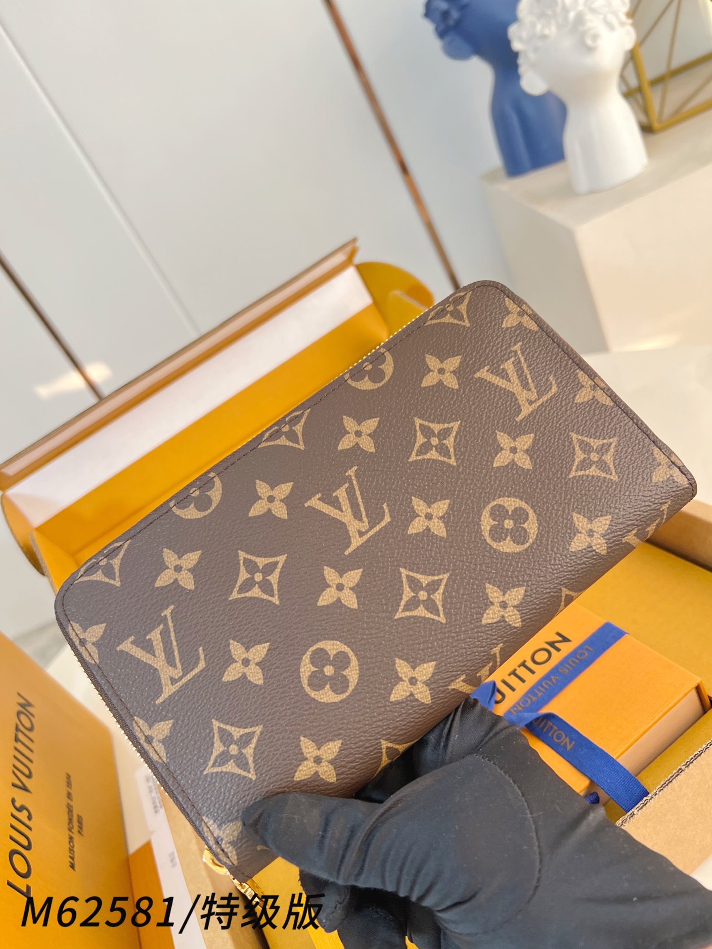 Louis Vuitton Basic Bag Canvas M