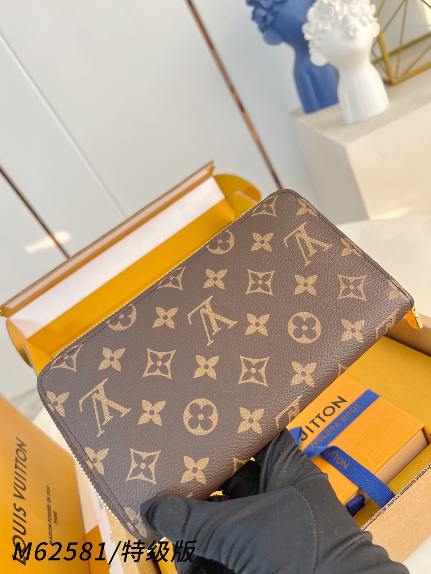 Louis Vuitton Basic Bag Canvas M