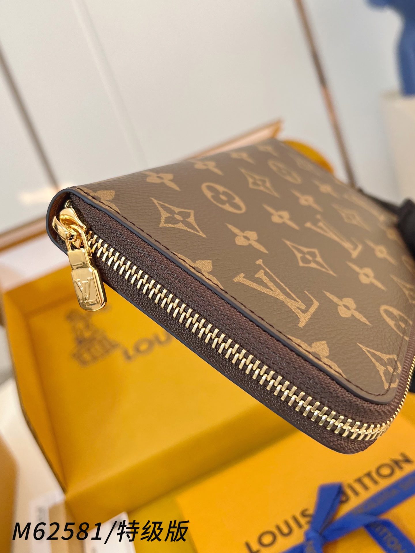 Louis Vuitton Basic Bag Canvas M