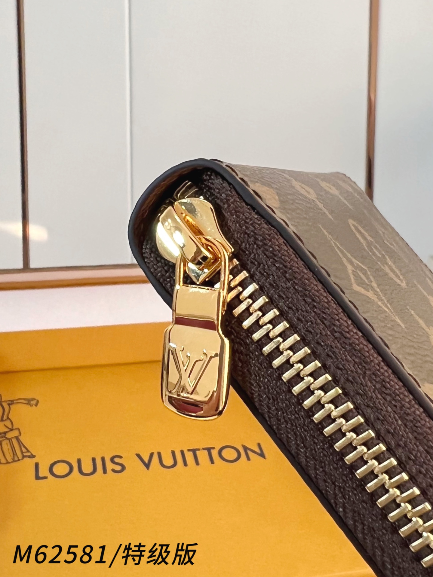 Louis Vuitton Basic Bag Canvas M