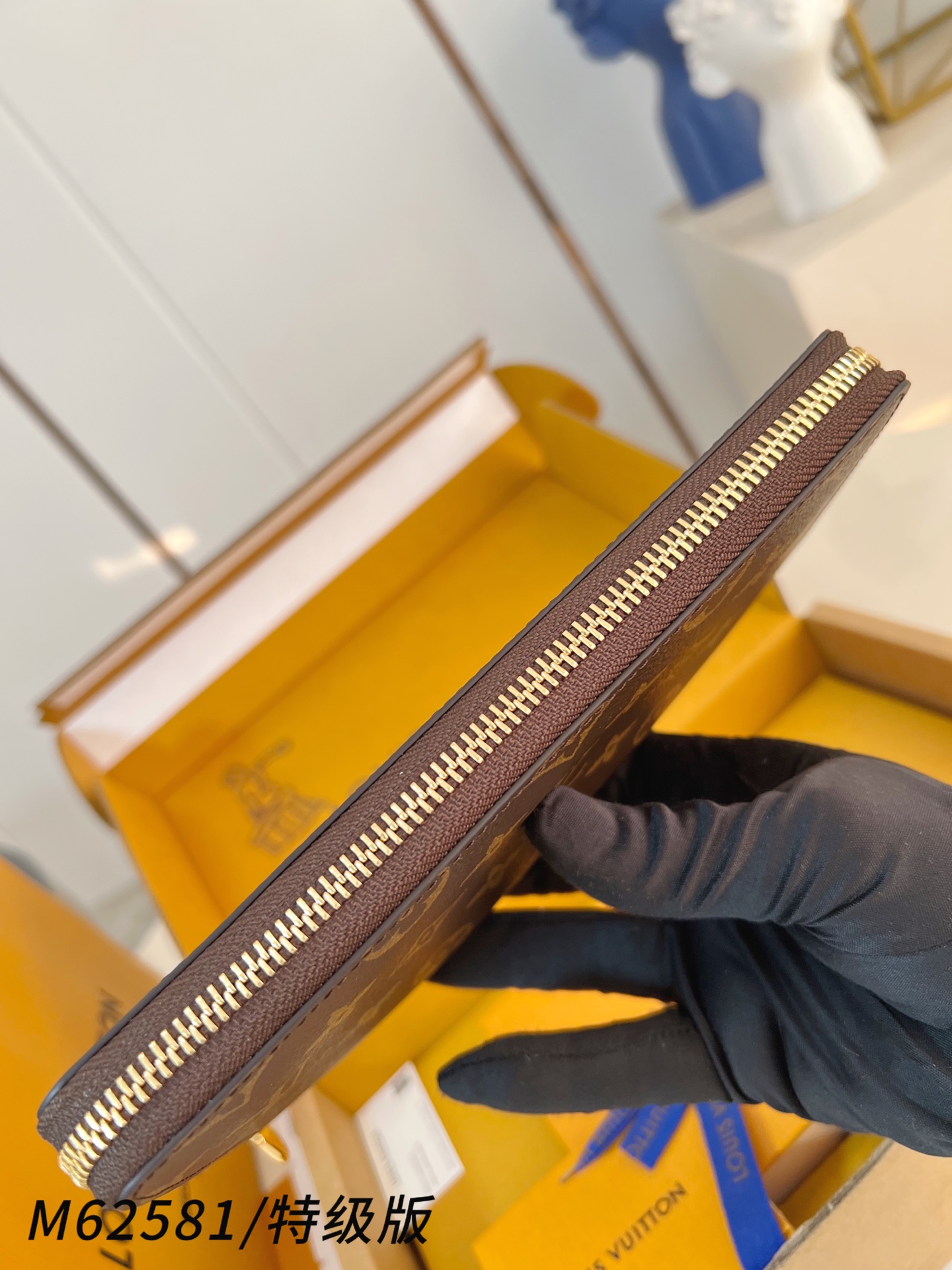 Louis Vuitton Basic Bag Canvas M