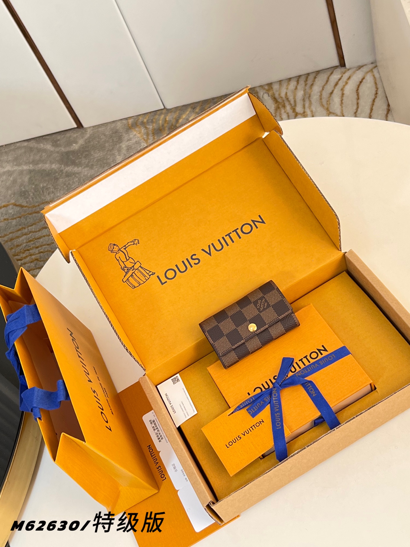 Louis Vuitton Basic Bag Canvas M