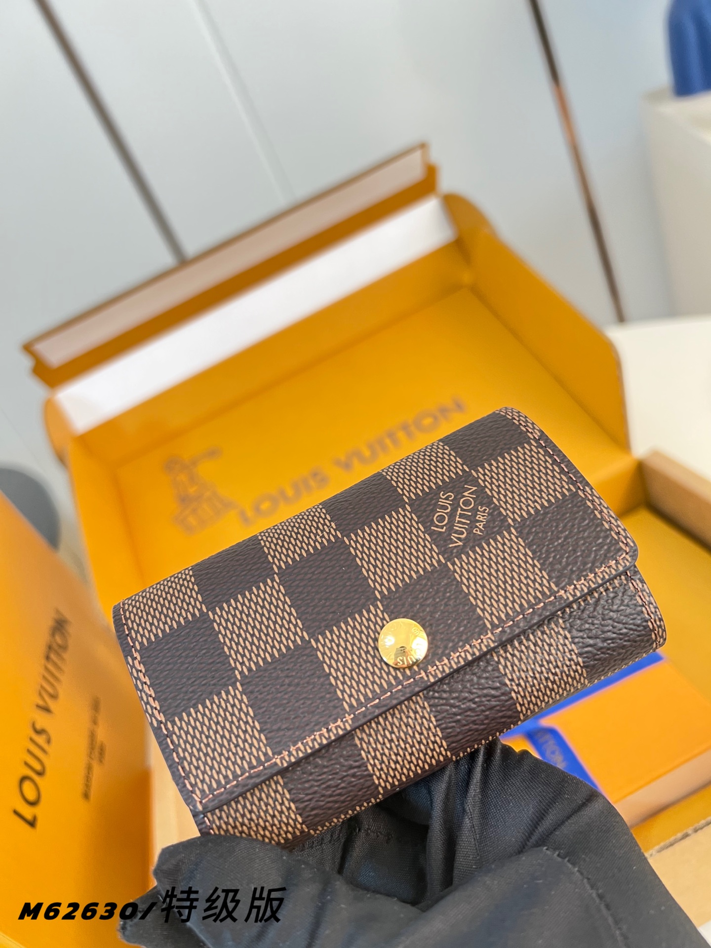 Louis Vuitton Basic Bag Canvas M