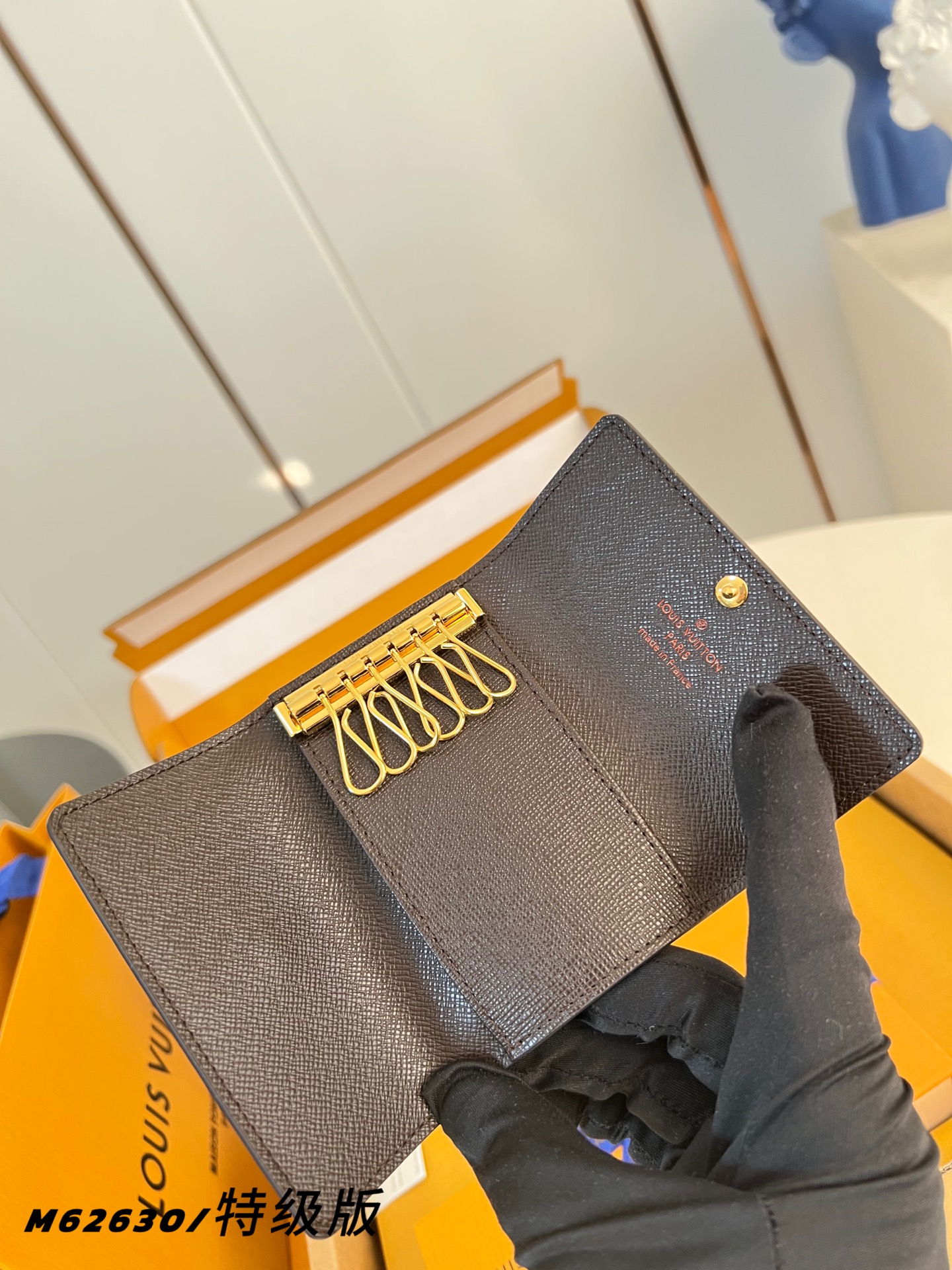Louis Vuitton Basic Bag Canvas M