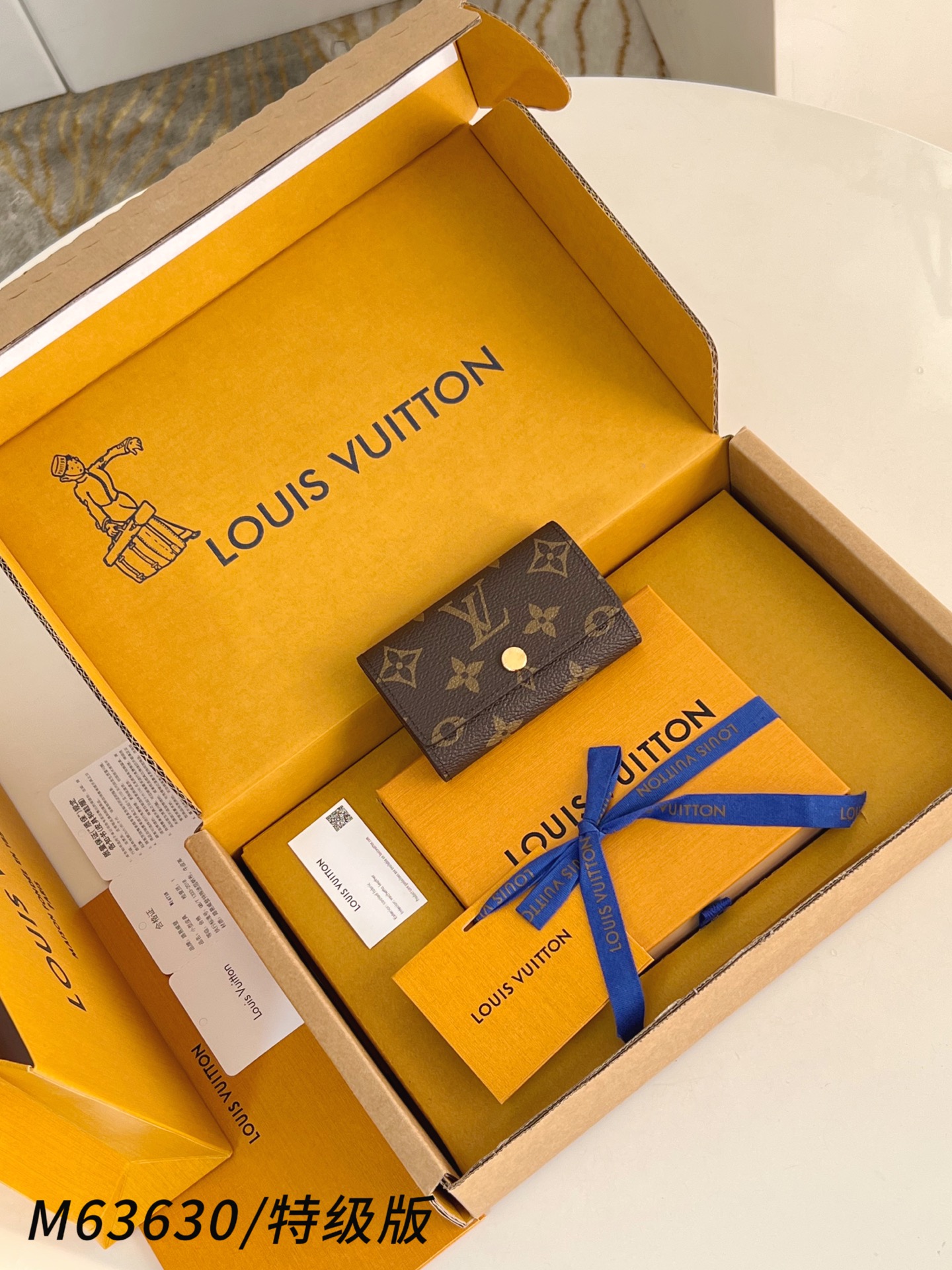 Louis Vuitton Basic Bag Canvas M