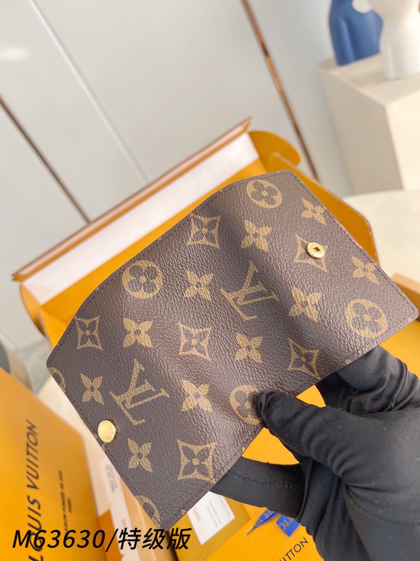 Louis Vuitton Basic Bag Canvas M