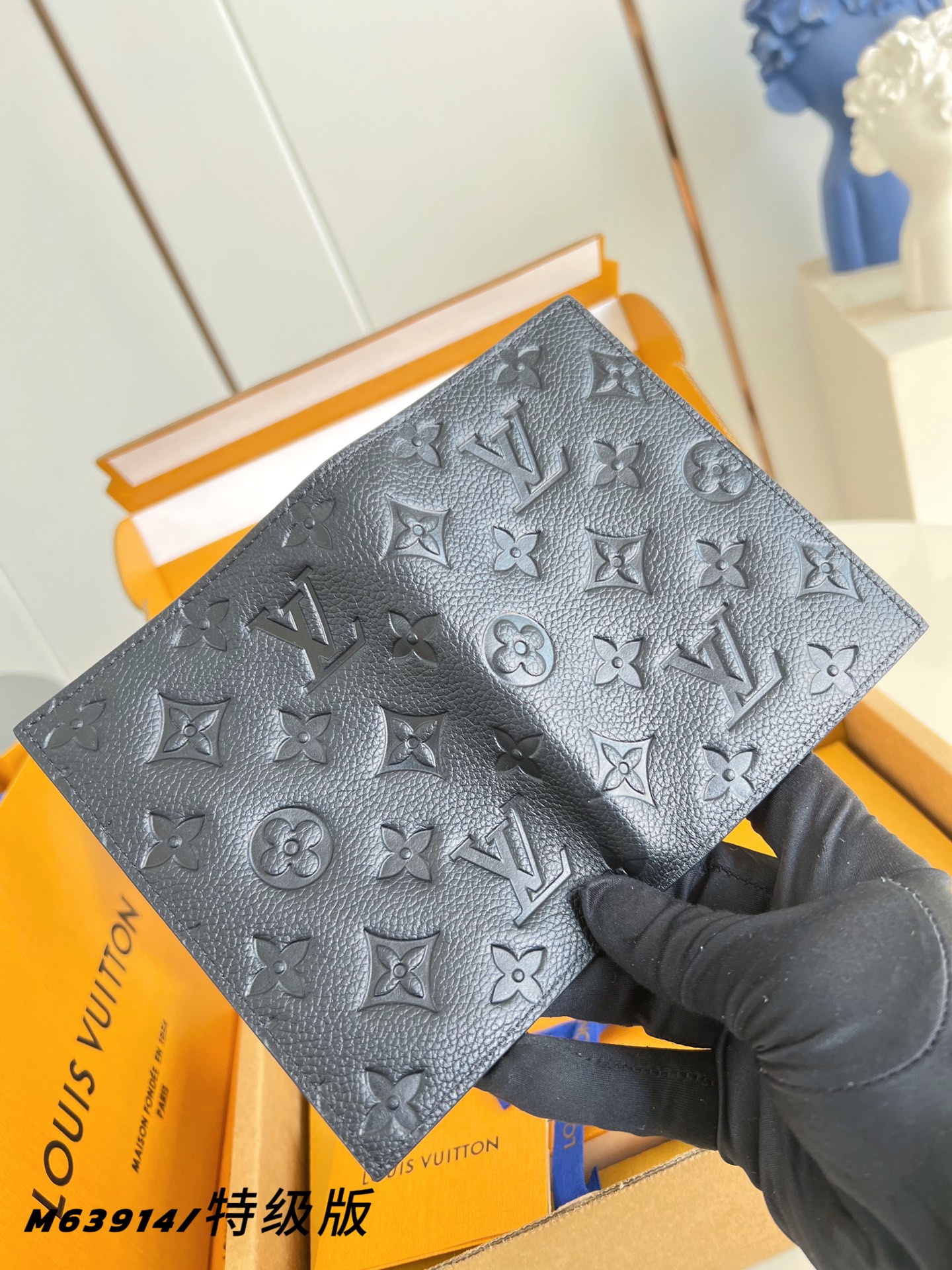 Louis Vuitton Basic Bag Canvas M