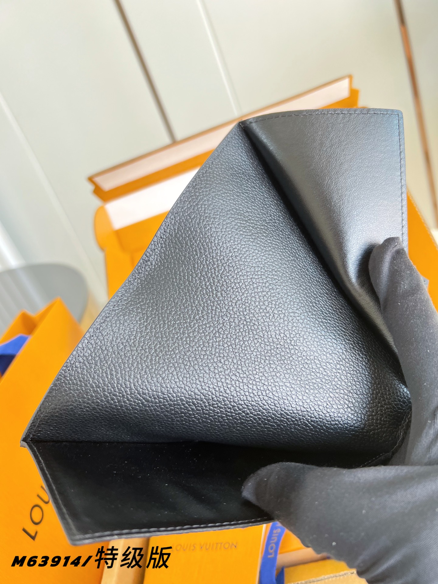 Louis Vuitton Basic Bag Canvas M