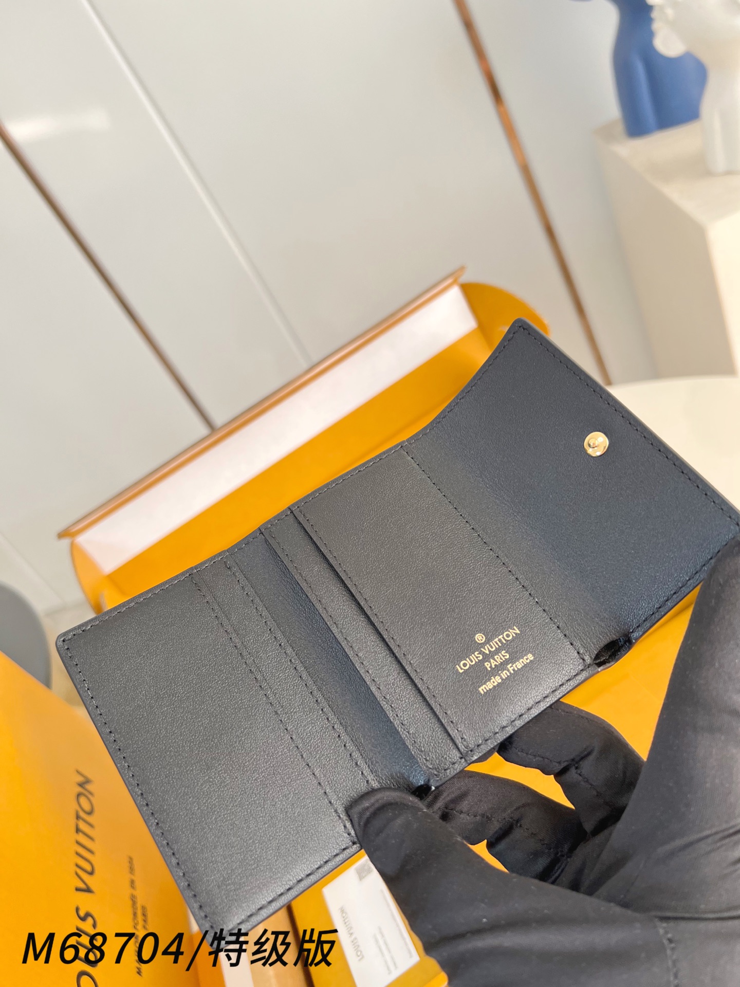 Louis Vuitton Basic Bag Canvas M