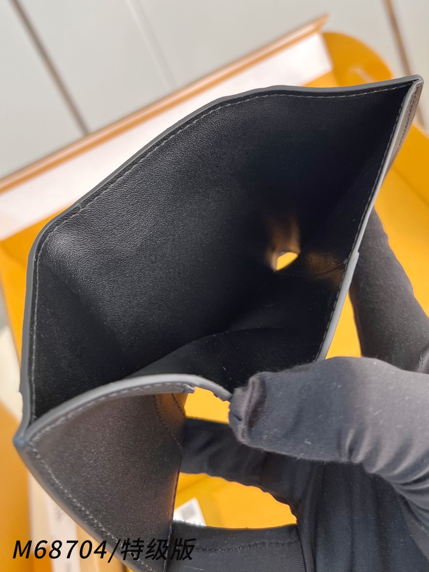 Louis Vuitton Basic Bag Canvas M