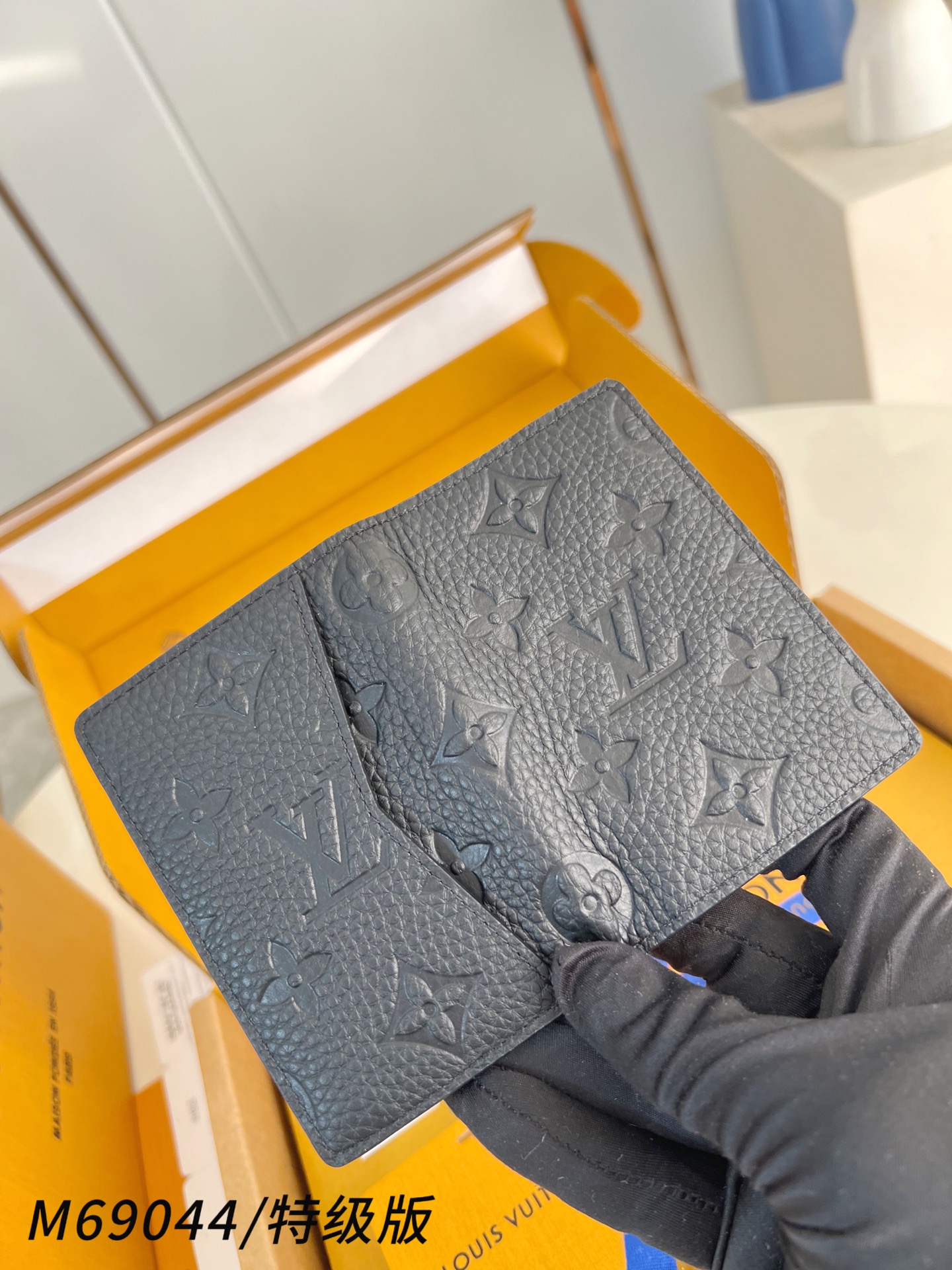 Louis Vuitton Basic Bag M-s