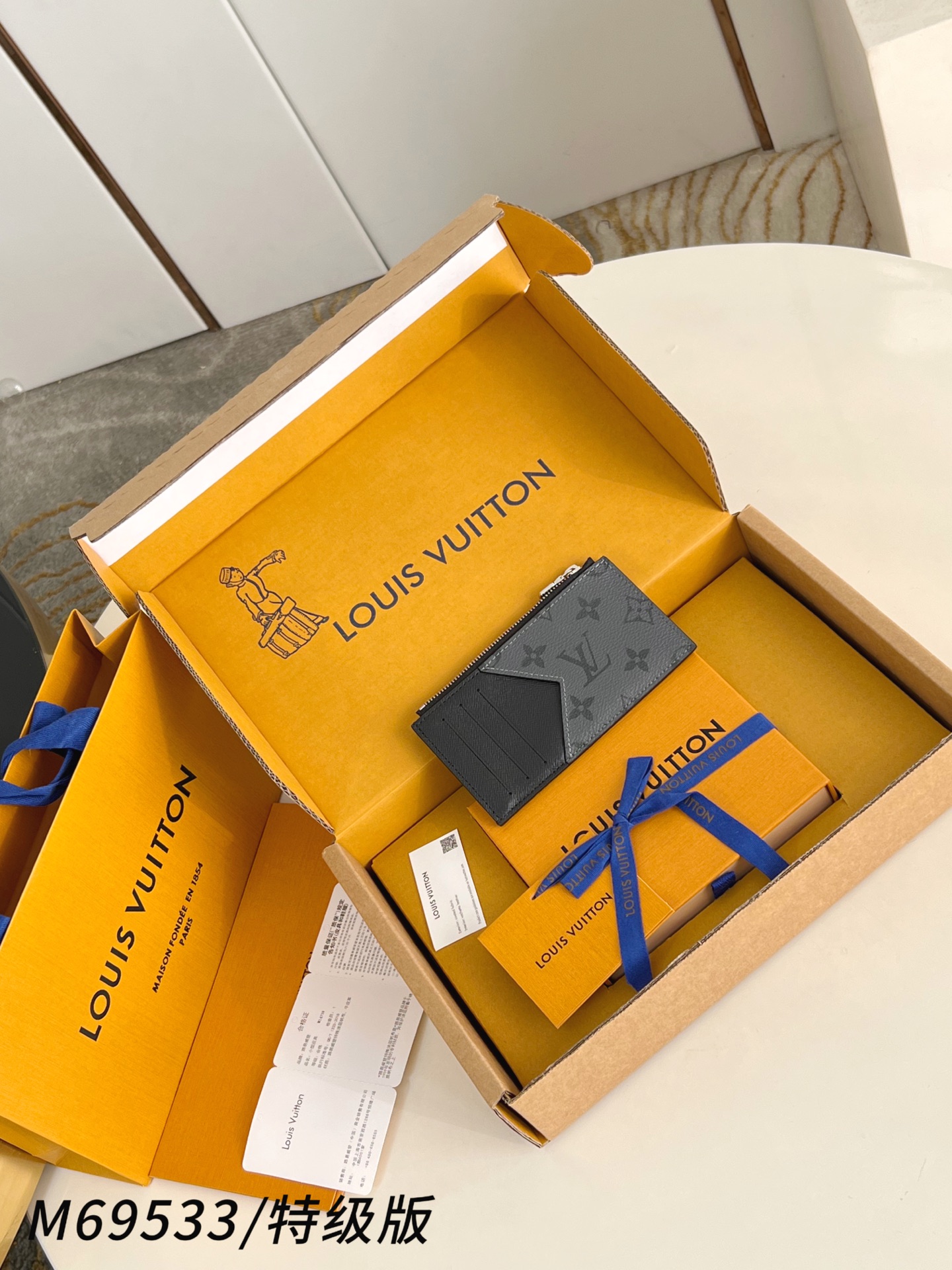 Louis Vuitton Basic Bag Canvas M