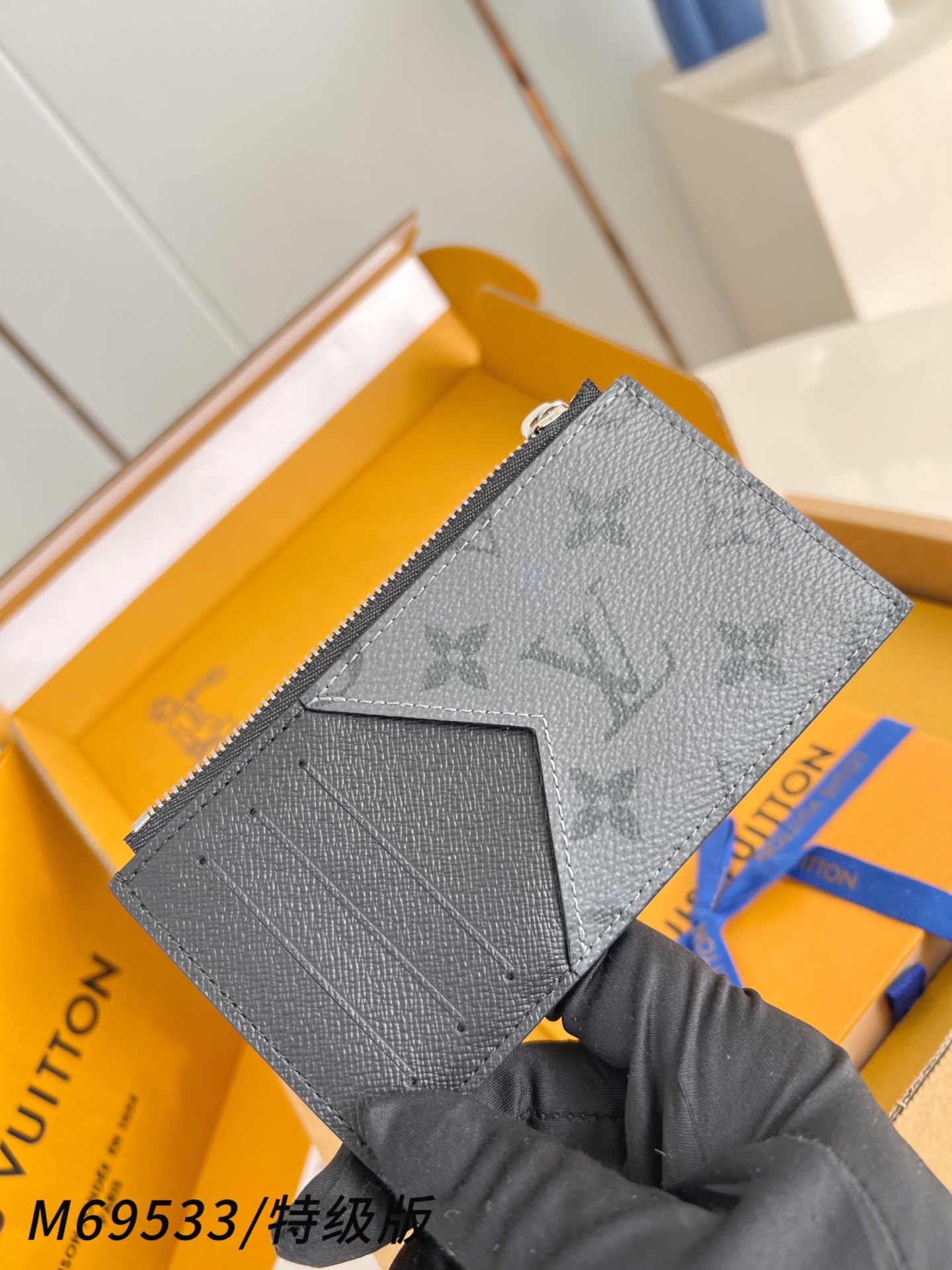 Louis Vuitton Basic Bag Canvas M