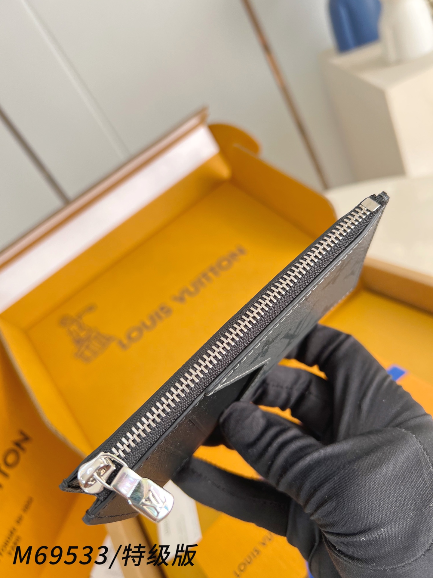 Louis Vuitton Basic Bag Canvas M