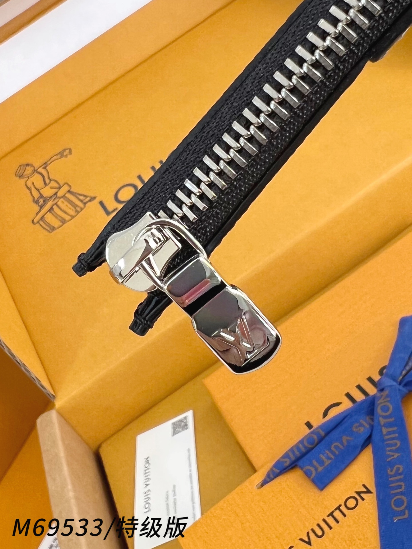 Louis Vuitton Basic Bag Canvas M