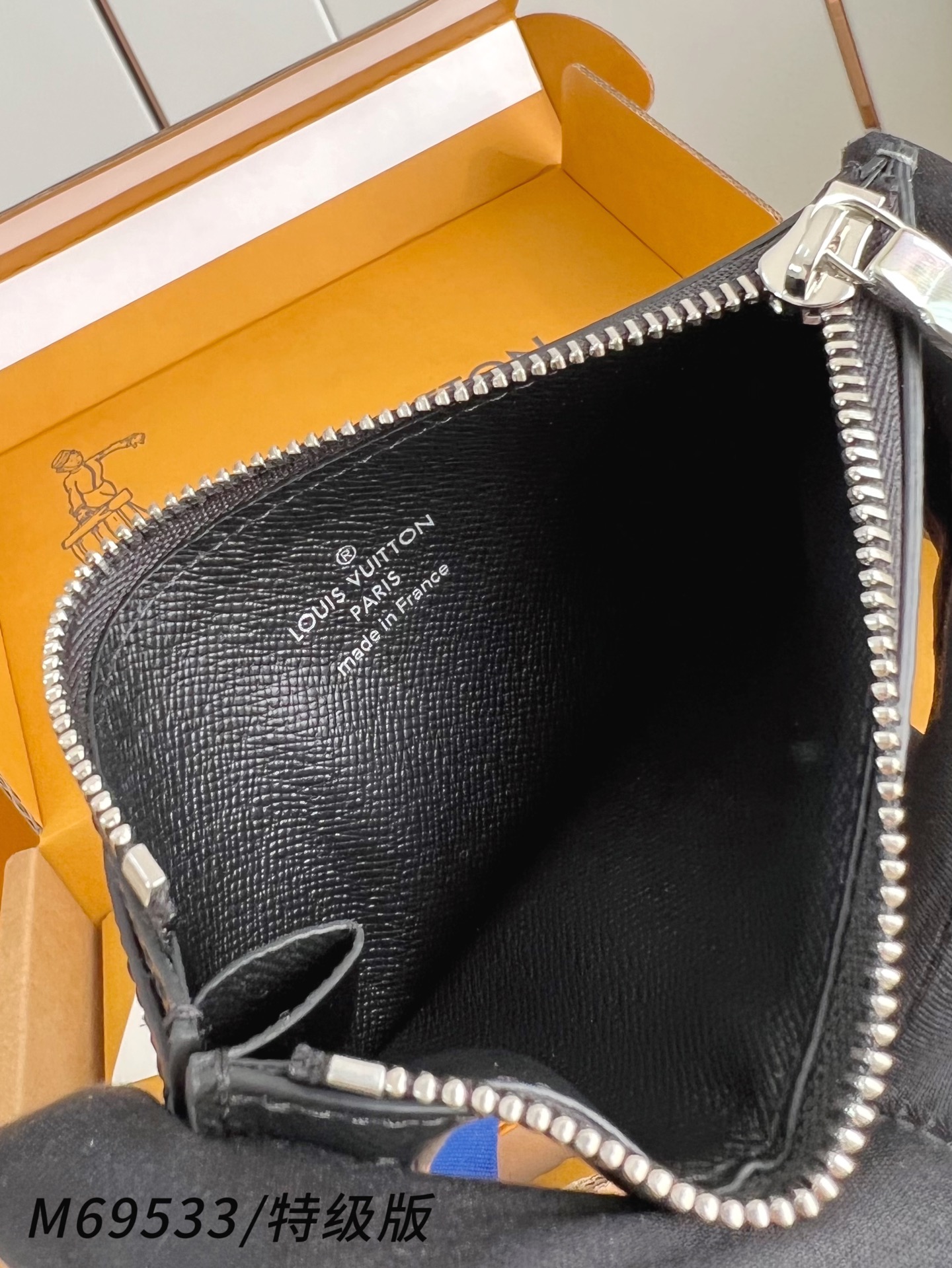 Louis Vuitton Basic Bag Canvas M