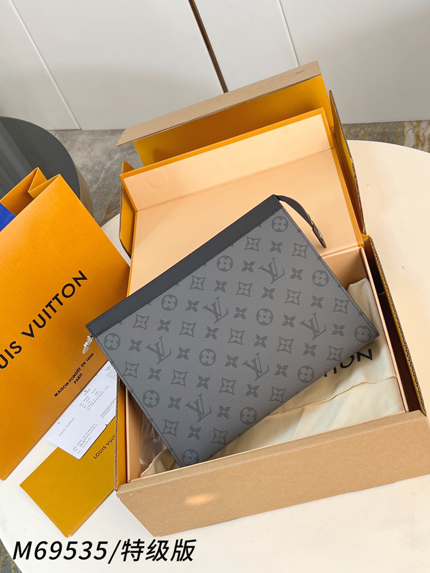 Louis Vuitton Basic Bag Canvas M