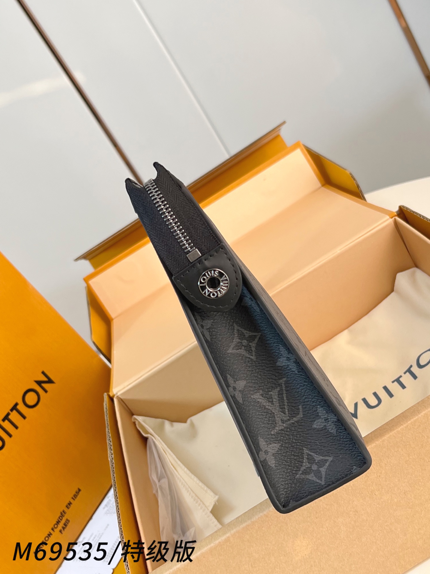 Louis Vuitton Basic Bag Canvas M