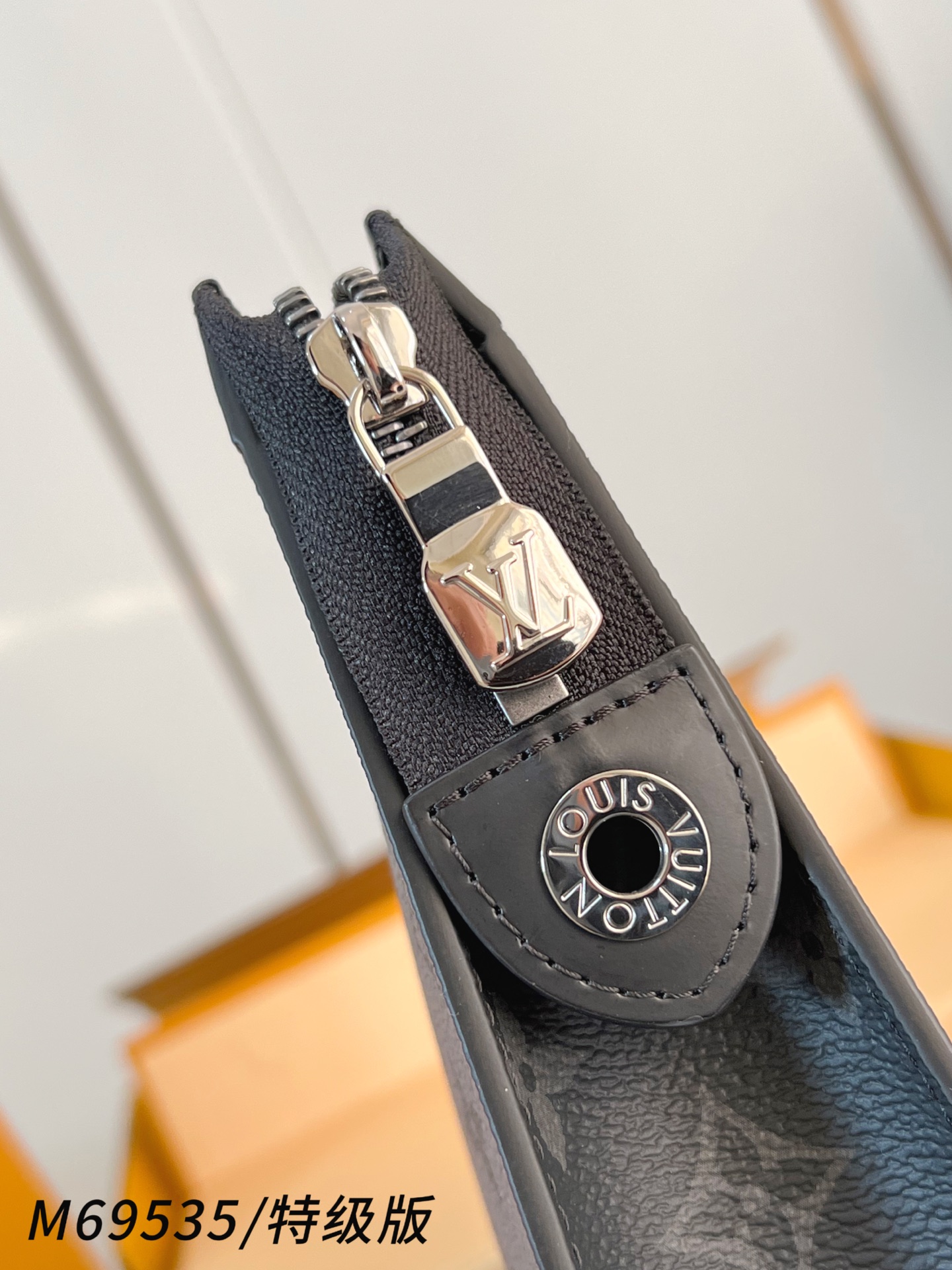 Louis Vuitton Basic Bag Canvas M