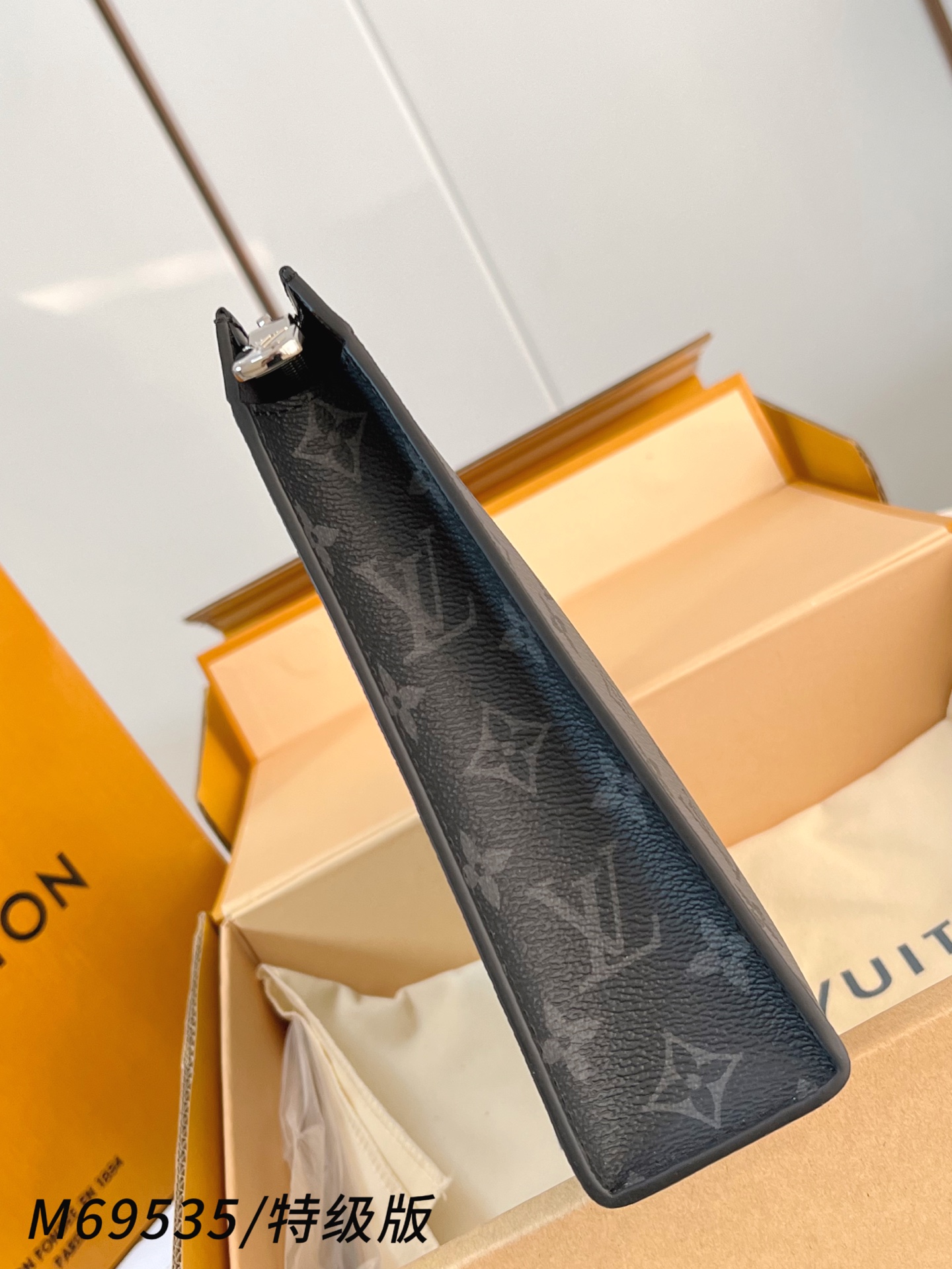 Louis Vuitton Basic Bag Canvas M