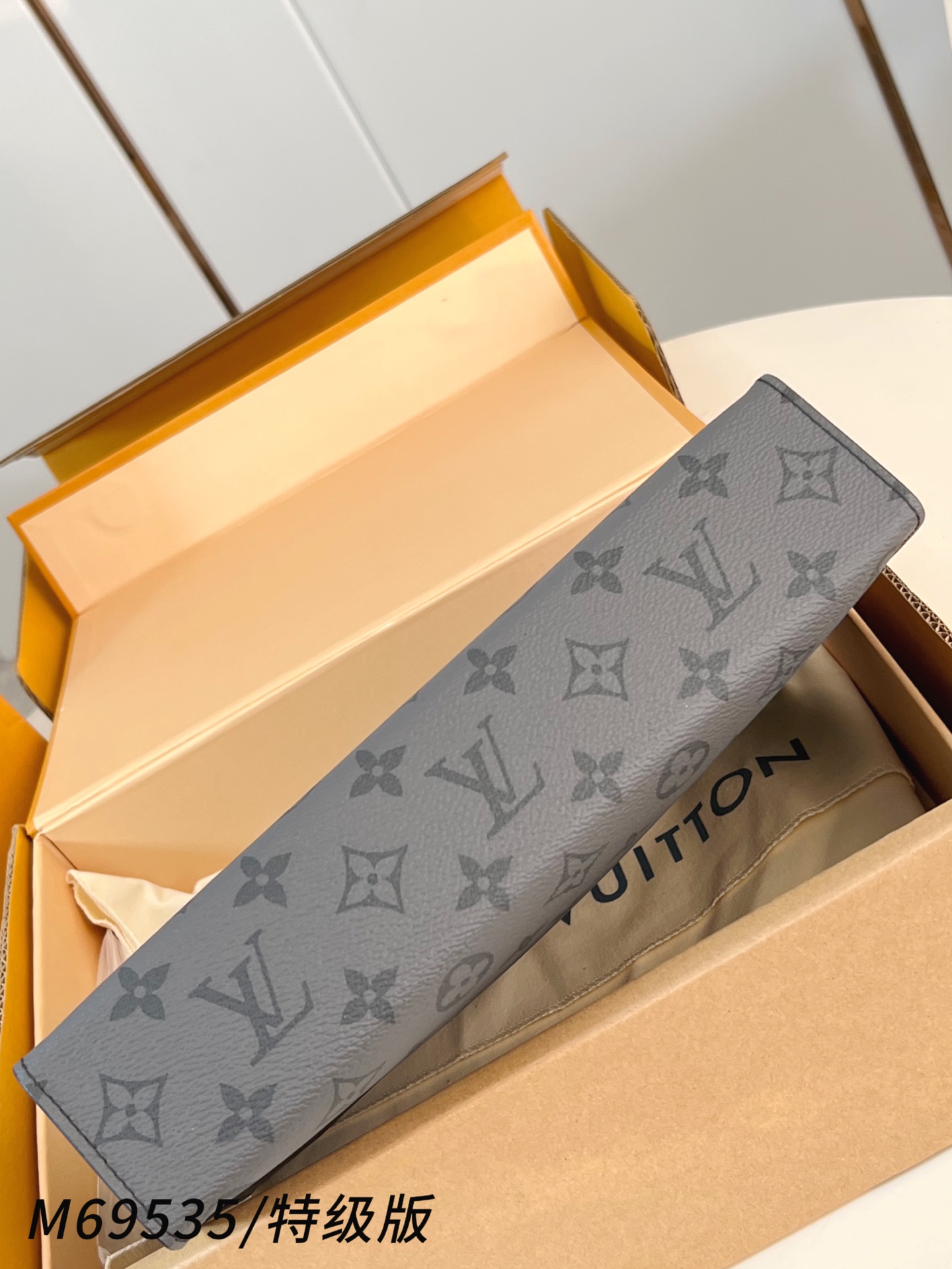 Louis Vuitton Basic Bag Canvas M