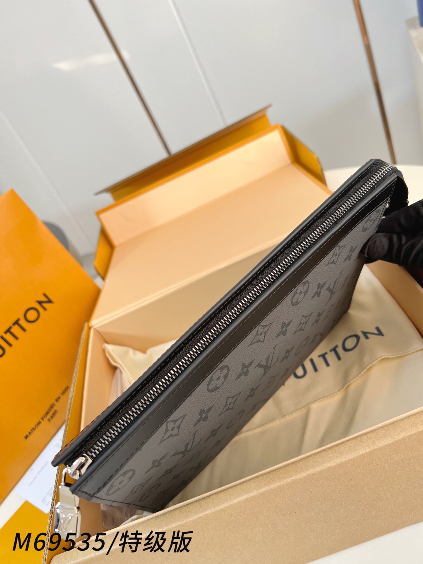 Louis Vuitton Basic Bag Canvas M