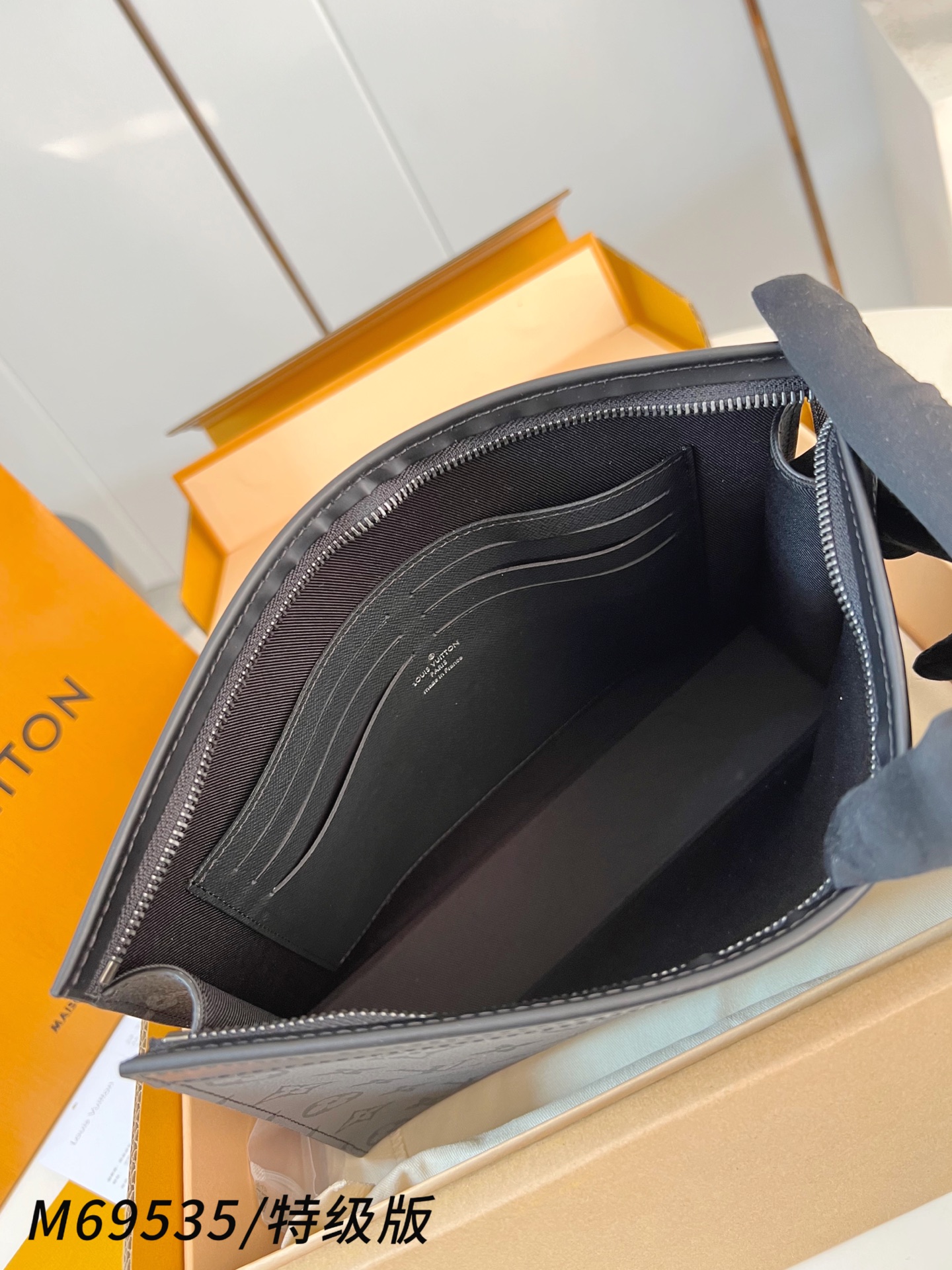 Louis Vuitton Basic Bag Canvas M