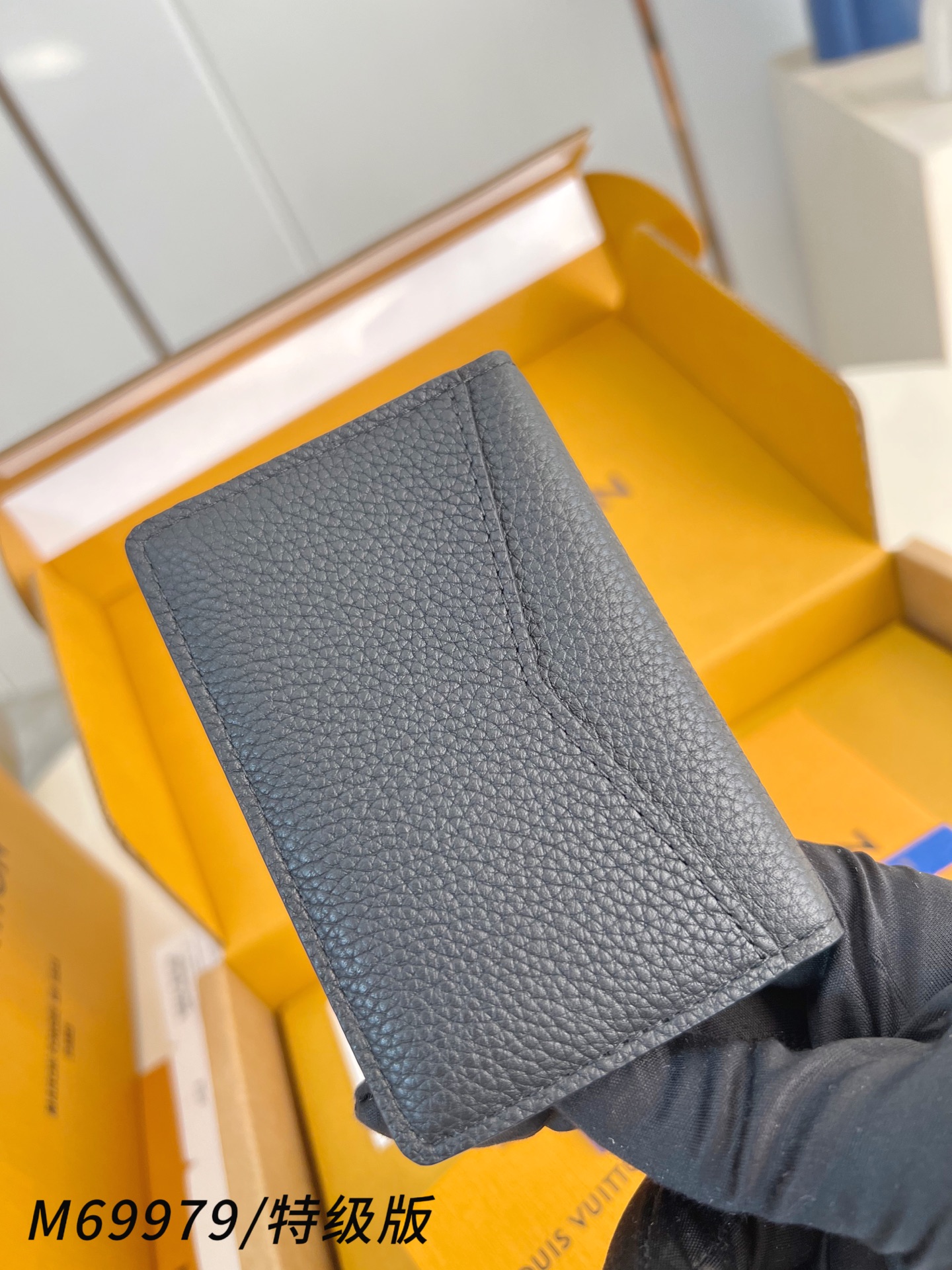 Louis Vuitton Basic Bag M-s