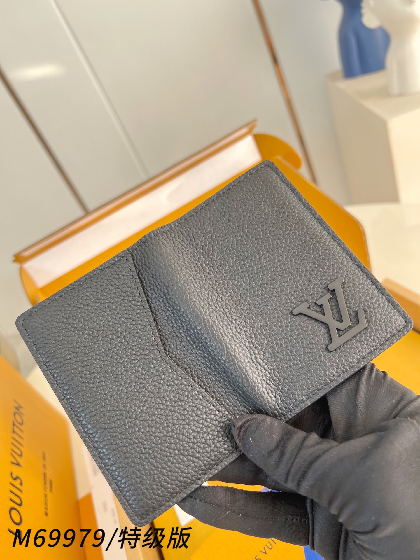 Louis Vuitton Basic Bag M-s