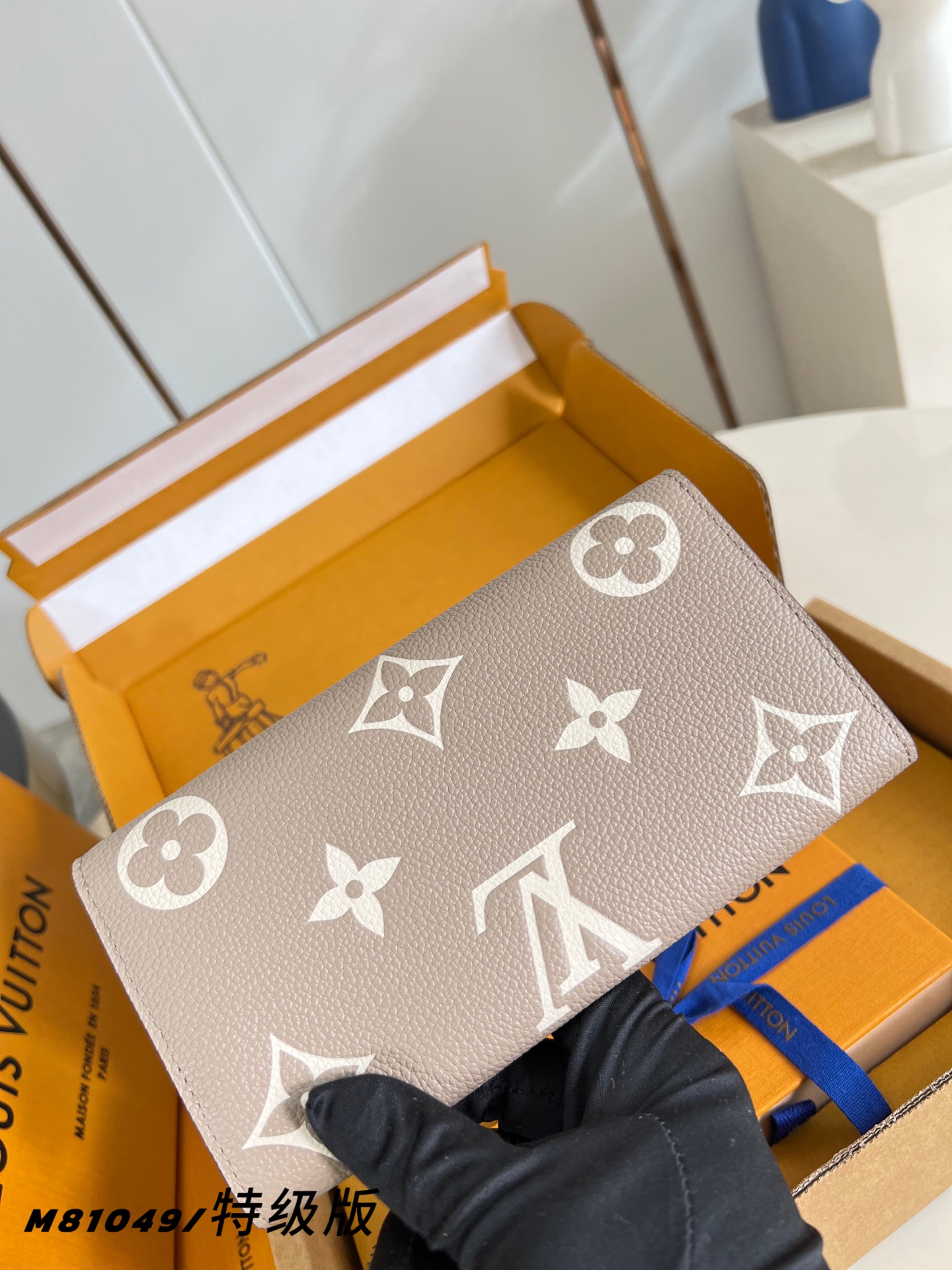 Louis Vuitton Basic Bag Gold M-s