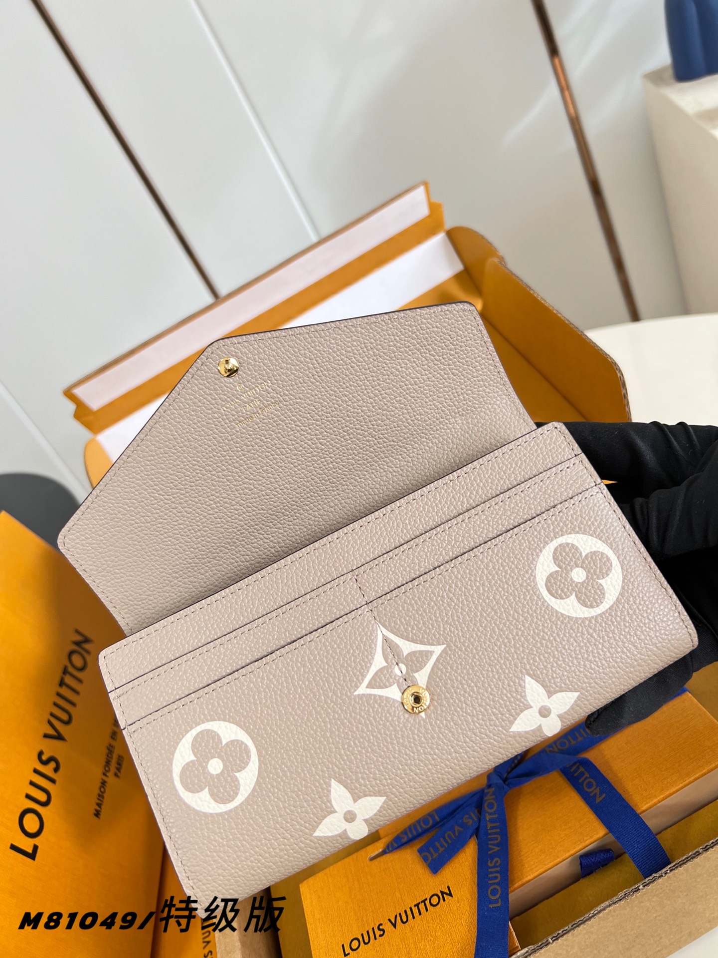 Louis Vuitton Basic Bag Gold M-s