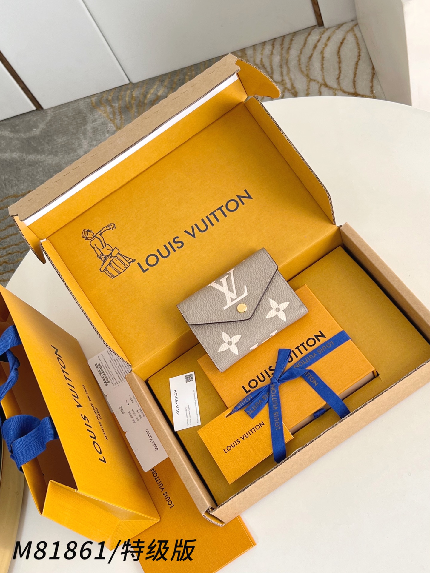 Louis Vuitton Basic Bag Canvas M