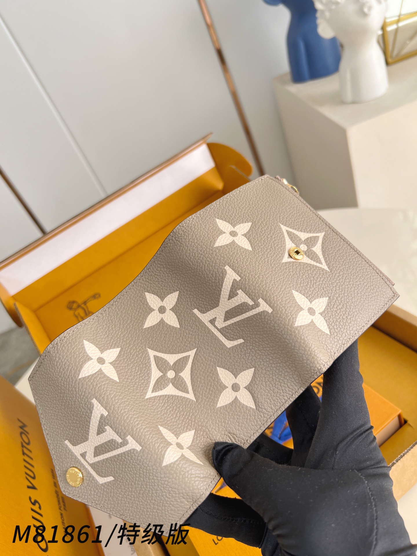 Louis Vuitton Basic Bag Canvas M