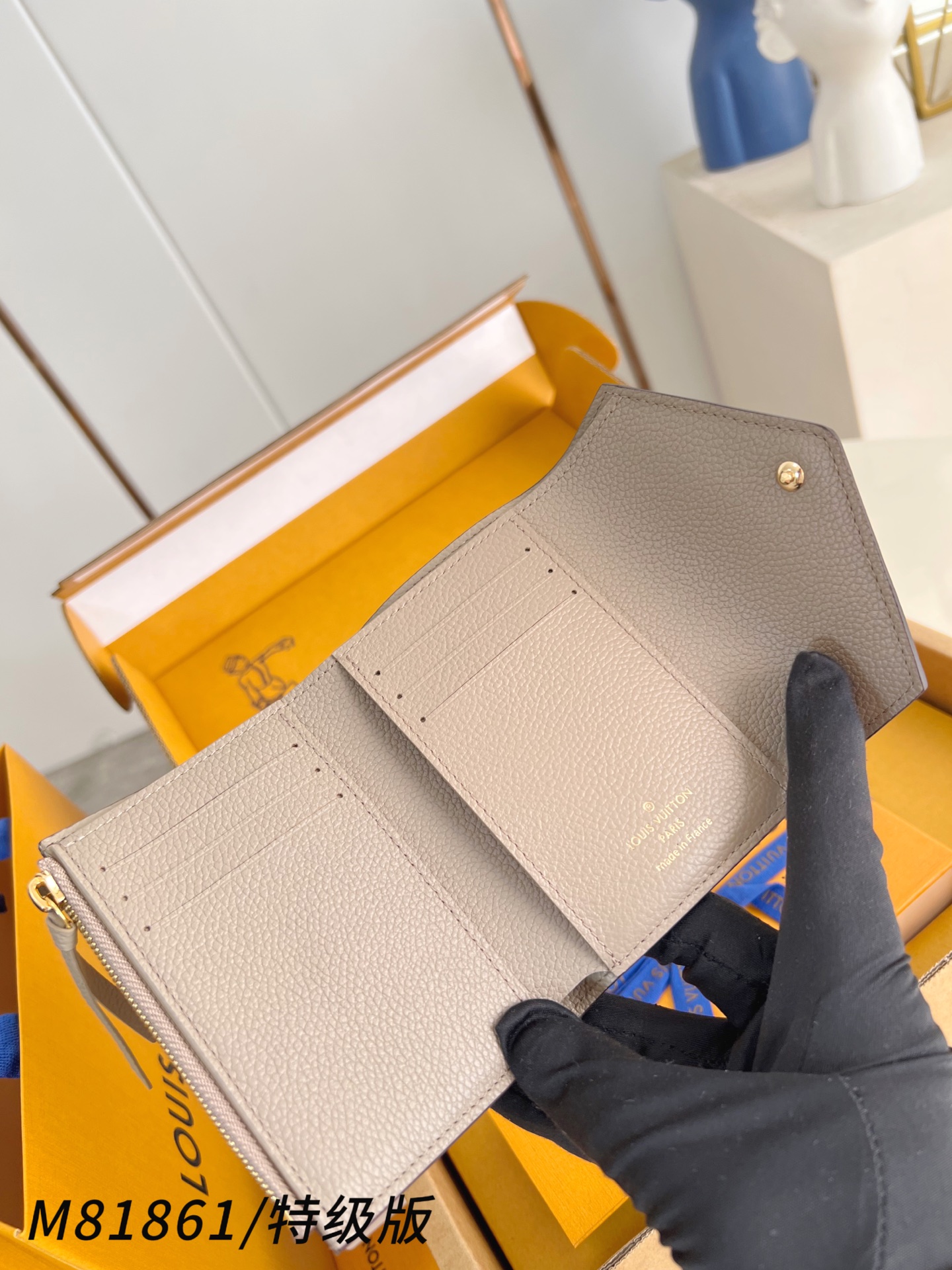 Louis Vuitton Basic Bag Canvas M