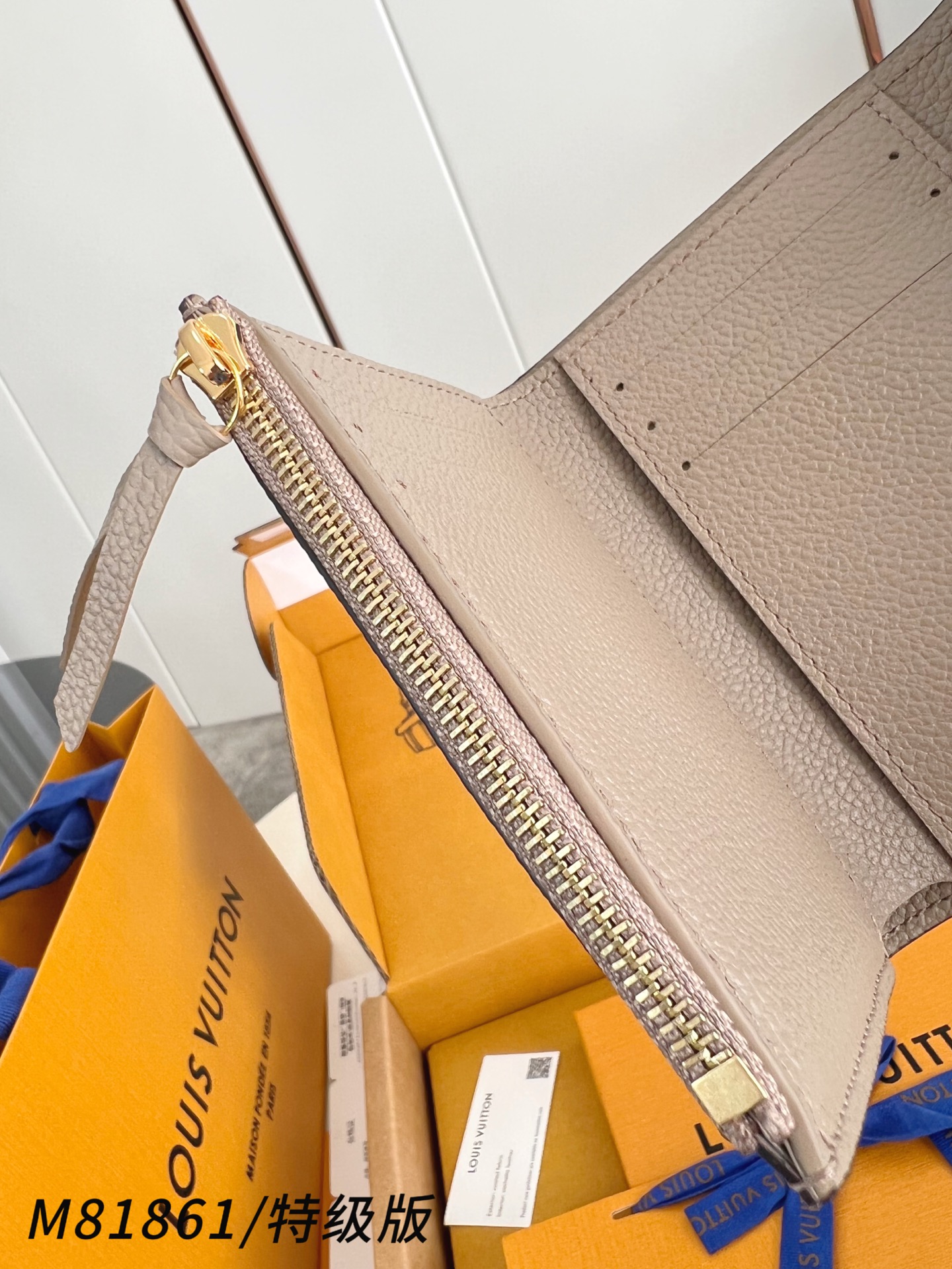 Louis Vuitton Basic Bag Canvas M