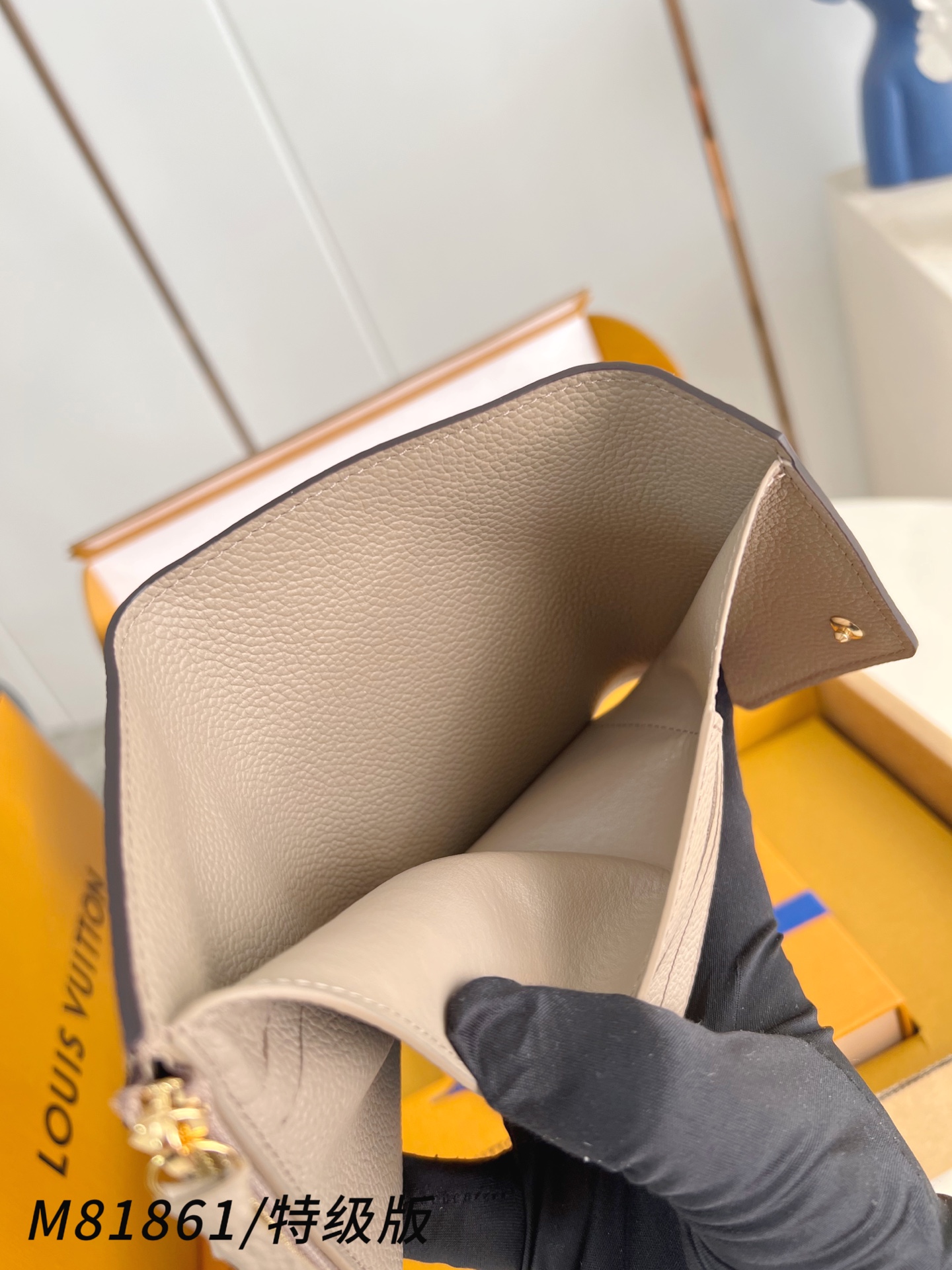 Louis Vuitton Basic Bag Canvas M