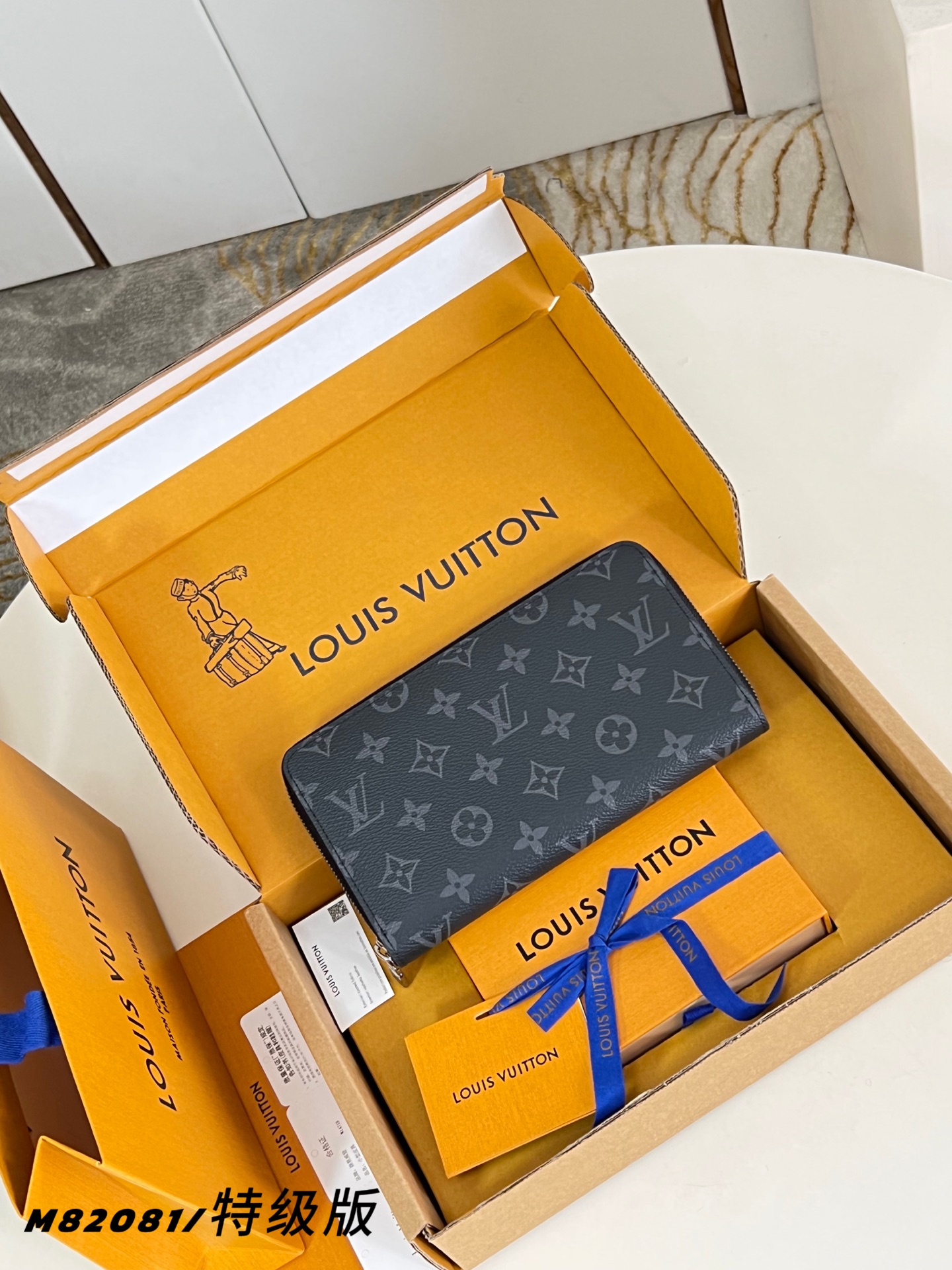 Louis Vuitton Basic Bag Canvas M