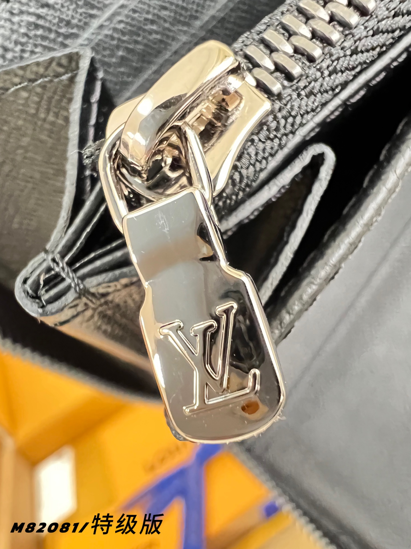 Louis Vuitton Basic Bag Canvas M