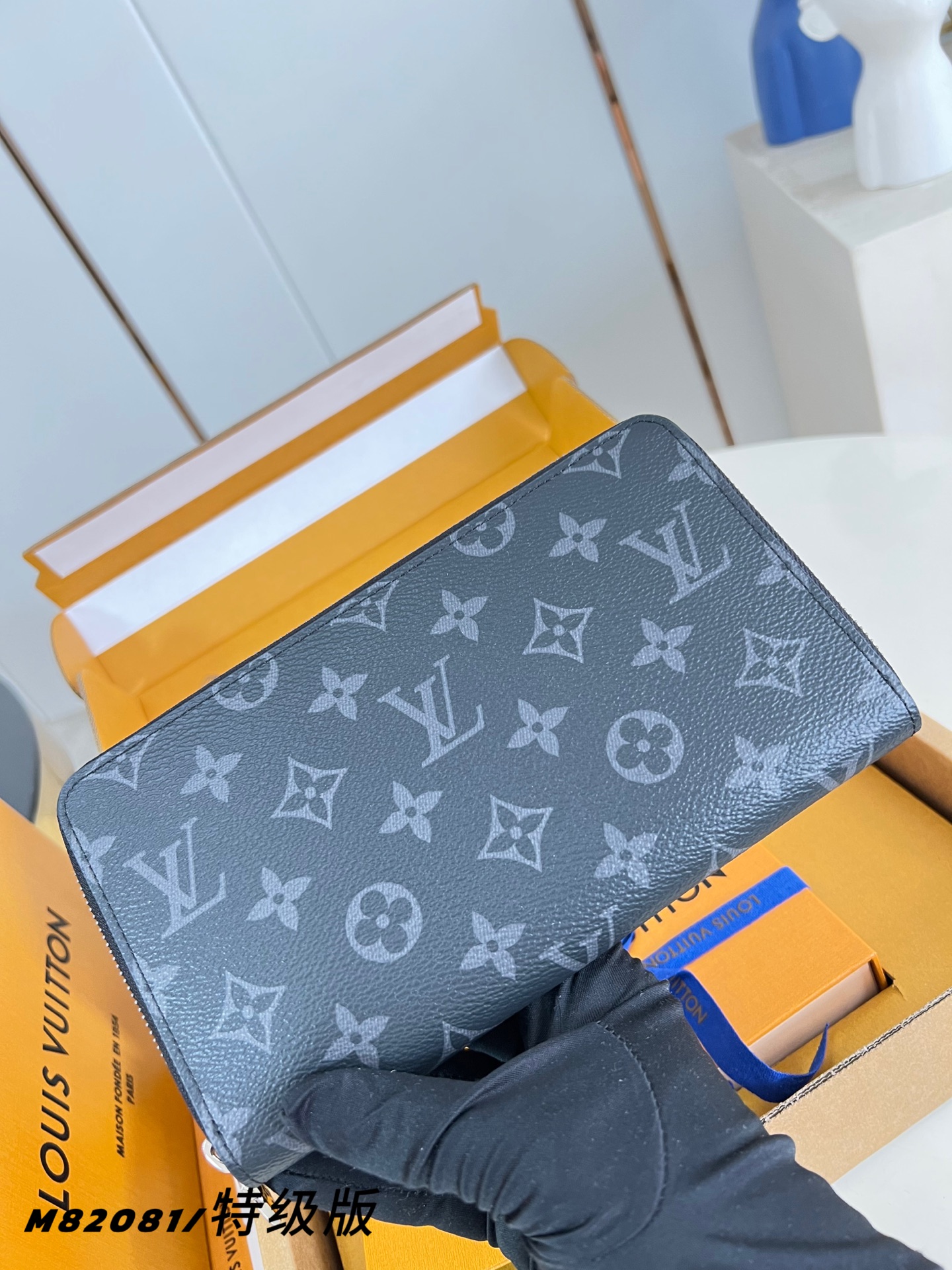 Louis Vuitton Basic Bag Canvas M