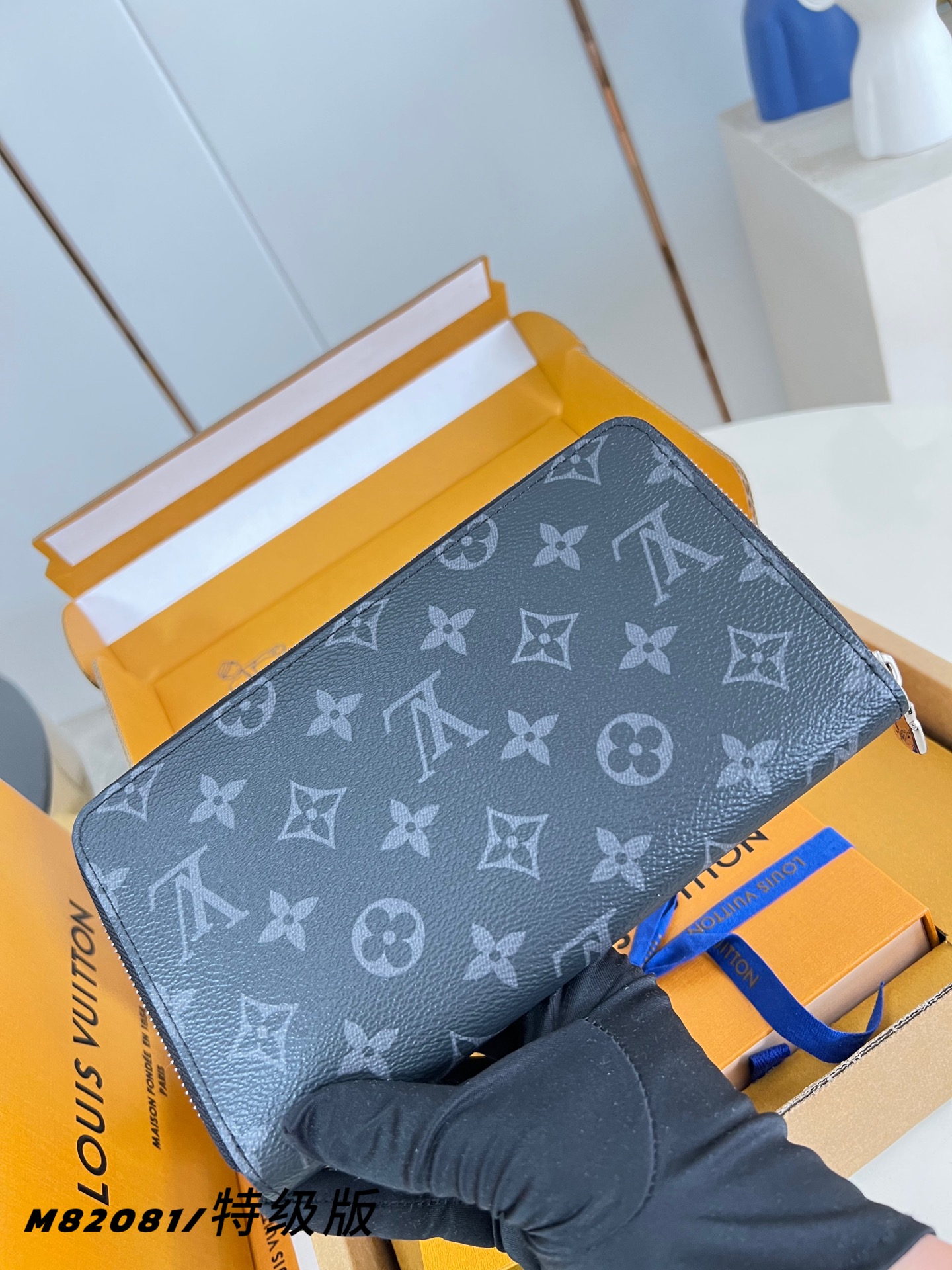 Louis Vuitton Basic Bag Canvas M