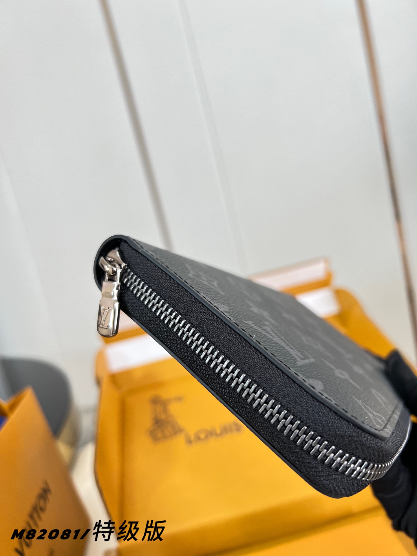 Louis Vuitton Basic Bag Canvas M