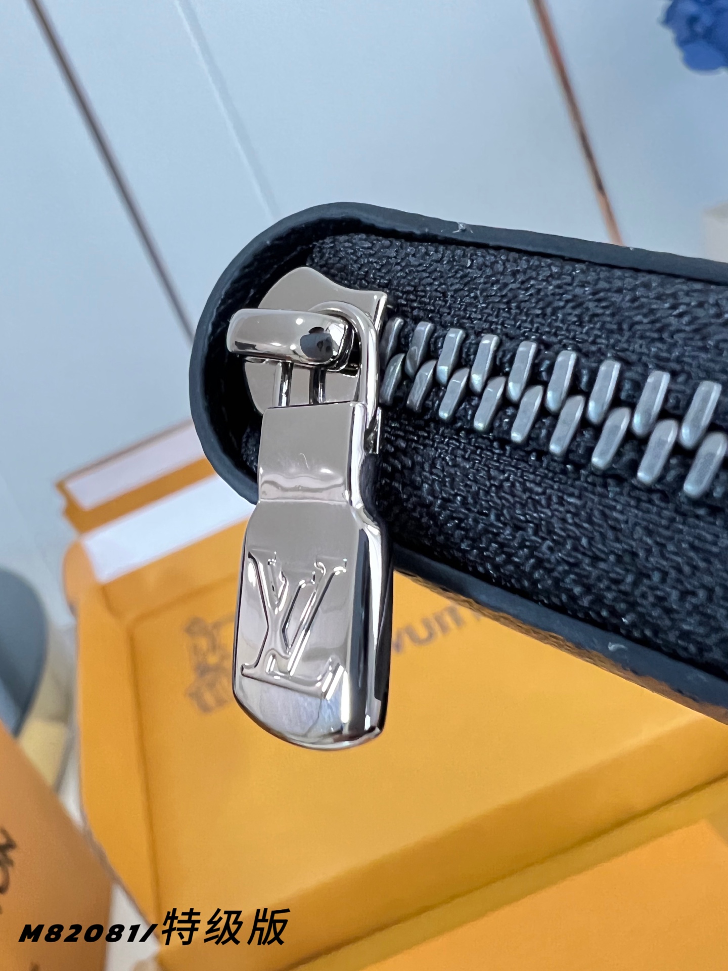 Louis Vuitton Basic Bag Canvas M