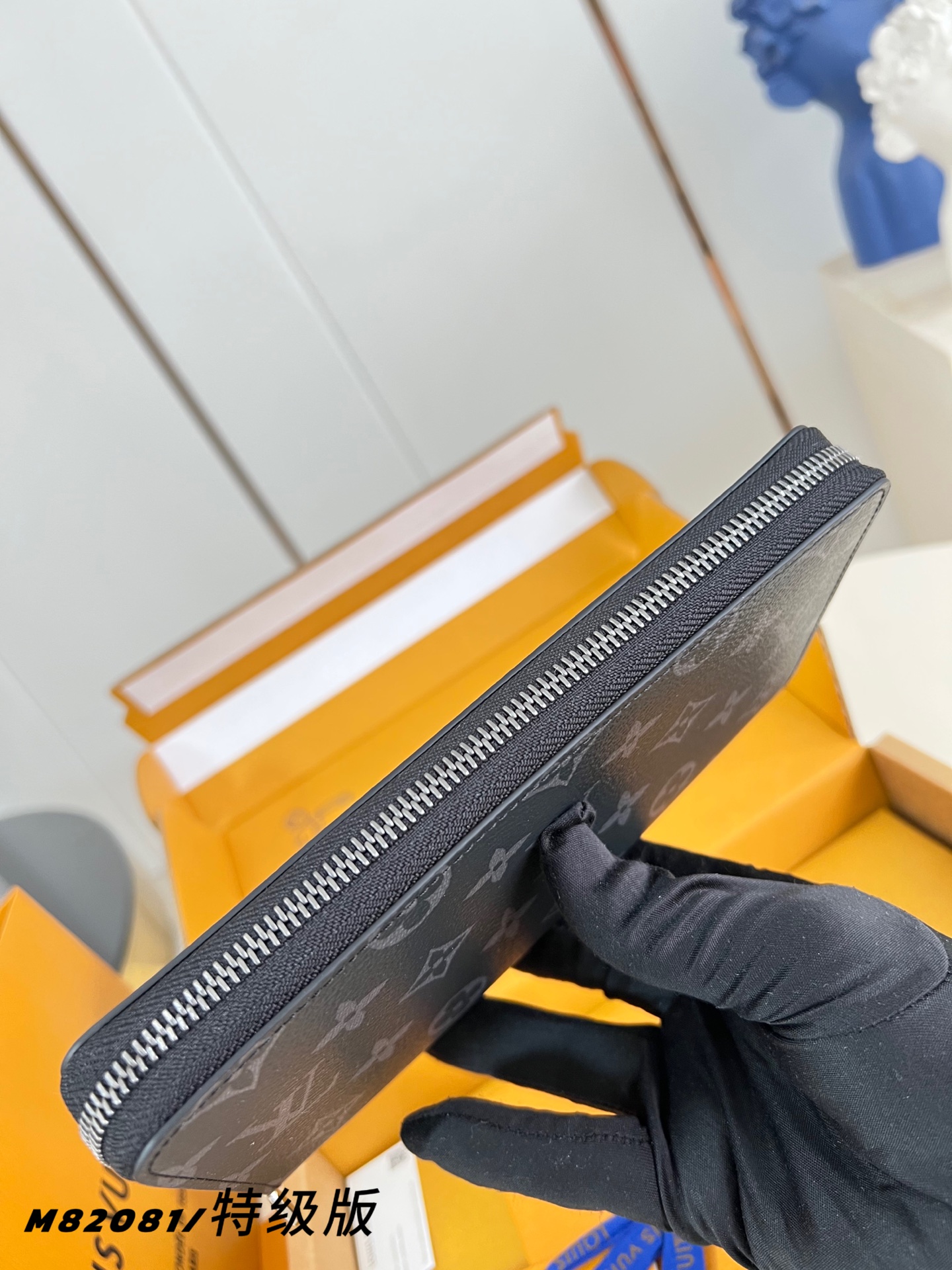 Louis Vuitton Basic Bag Canvas M