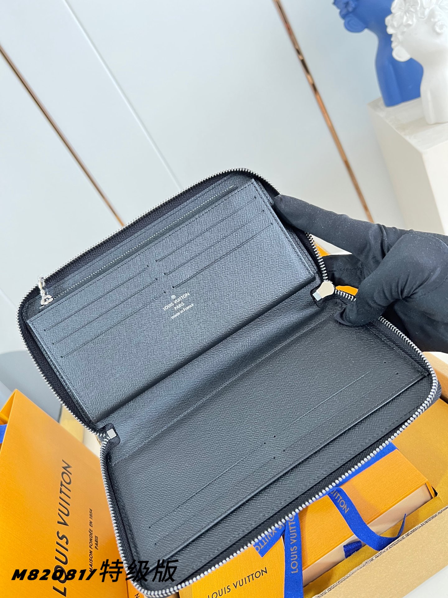 Louis Vuitton Basic Bag Canvas M