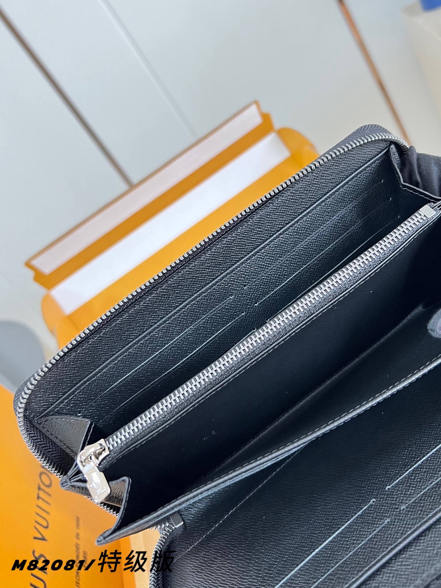 Louis Vuitton Basic Bag Canvas M